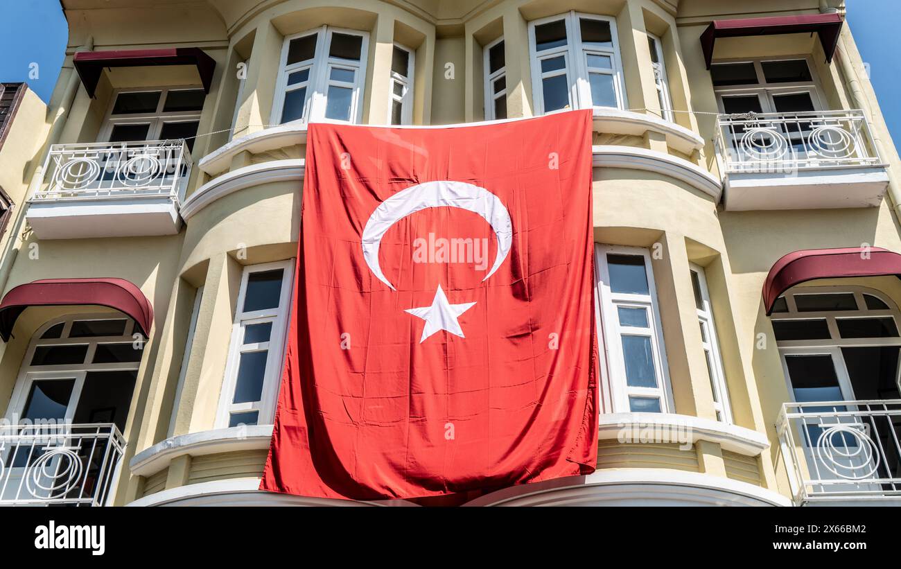 Türkische Flagge hängt an einem Gebäude Stockfoto