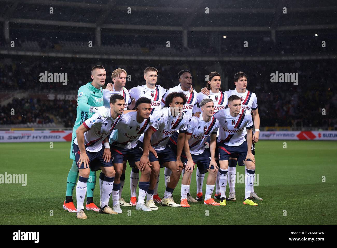 Turin, Italien, 3. Mai 2024. Der Bologna FC, der elf Startplätze hat, steht vor dem Auftakt für ein Mannschaftsfoto in der hinteren Reihe ( L bis R ); Lukasz Skorupski, Victor Kristiansen, Stefan Posch, Jhon Lucumi, Riccardo Calafiori und Giovanni Fabbian in der ersten Reihe ( L bis R ); Remo Freuler, Dan Ndoye, Joshua Zirkzee, Alexis Saelemaekers und Michel Aebischer, im Spiel der Serie A im Stadio Grande Torino, Turin. Der Bildnachweis sollte lauten: Jonathan Moscrop / Sportimage Stockfoto