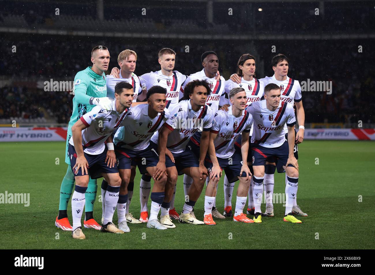 Turin, Italien, 3. Mai 2024. Der Bologna FC, der elf Startplätze hat, steht vor dem Auftakt für ein Mannschaftsfoto in der hinteren Reihe ( L bis R ); Lukasz Skorupski, Victor Kristiansen, Stefan Posch, Jhon Lucumi, Riccardo Calafiori und Giovanni Fabbian in der ersten Reihe ( L bis R ); Remo Freuler, Dan Ndoye, Joshua Zirkzee, Alexis Saelemaekers und Michel Aebischer, im Spiel der Serie A im Stadio Grande Torino, Turin. Der Bildnachweis sollte lauten: Jonathan Moscrop / Sportimage Stockfoto