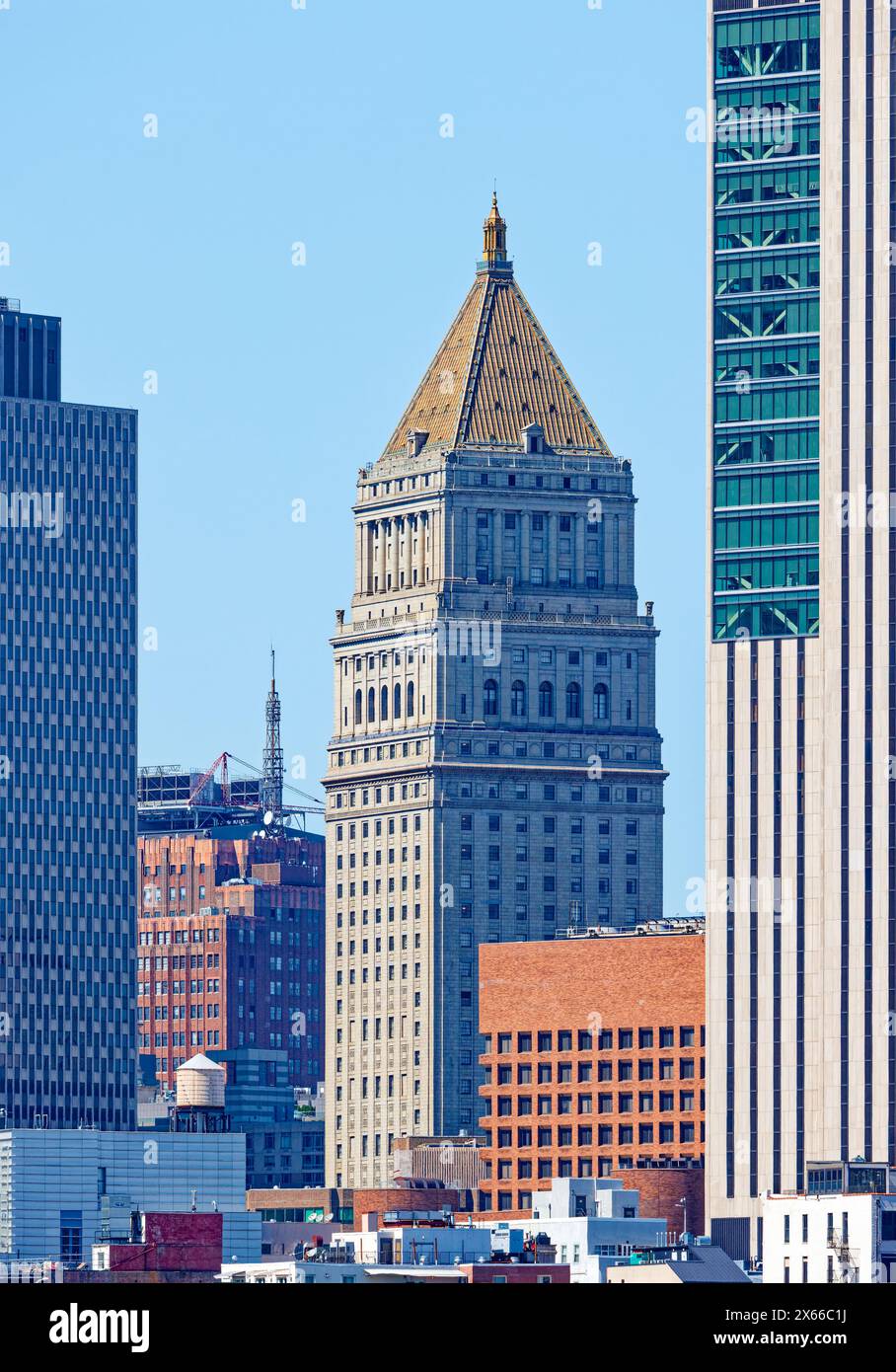 Eine vergoldete pyramidenförmige Krone markiert das Wahrzeichen des Thurgood Marshall United States Courthouse, 40 Centre Street, entworfen von Cass Gilbert. Stockfoto