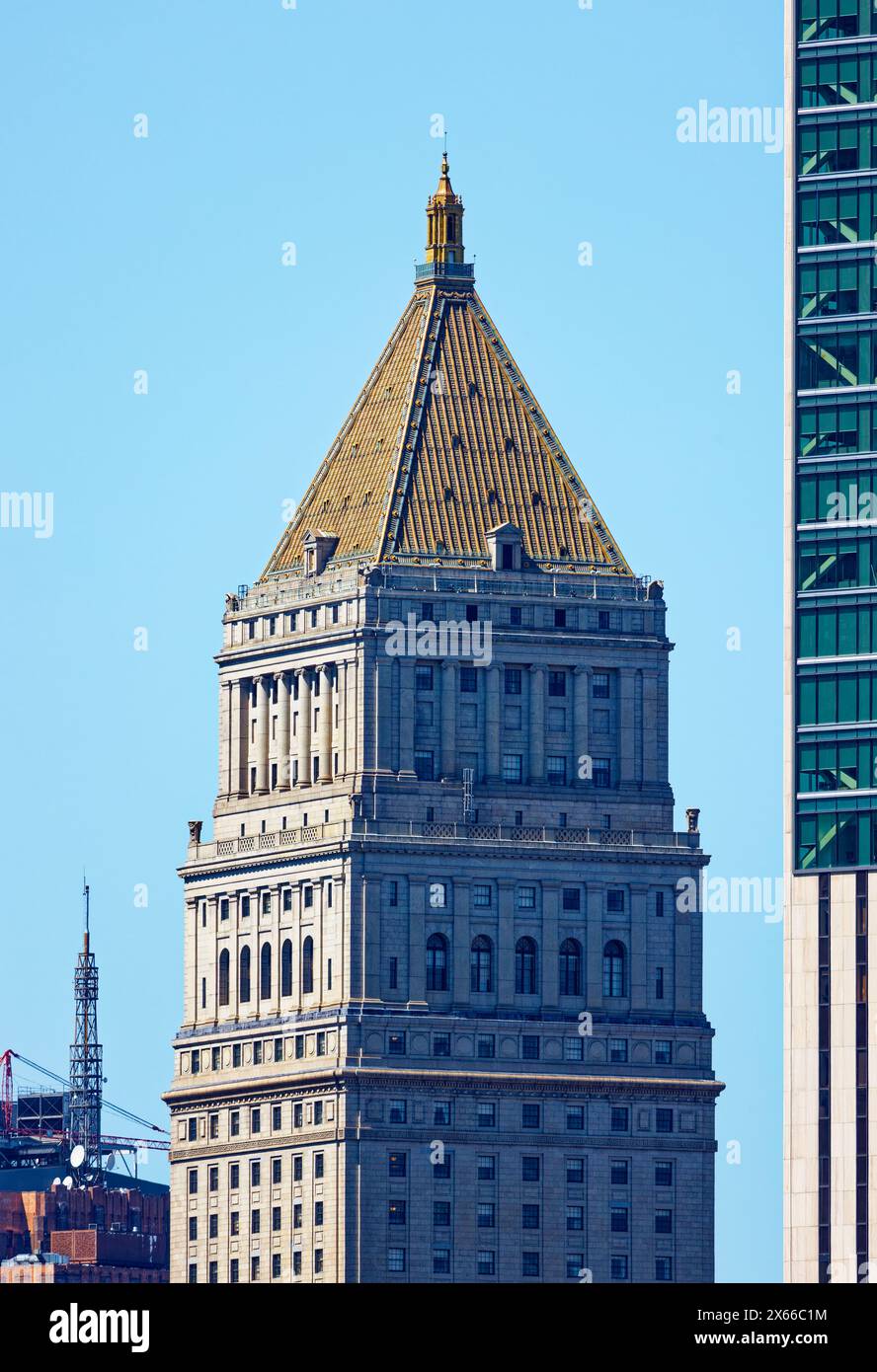 Eine vergoldete pyramidenförmige Krone markiert das Wahrzeichen des Thurgood Marshall United States Courthouse, 40 Centre Street, entworfen von Cass Gilbert. Stockfoto