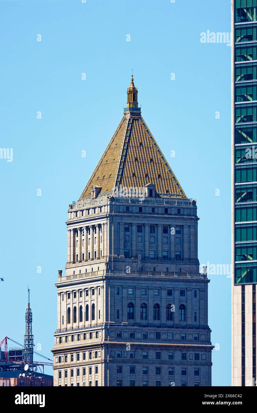 Eine vergoldete pyramidenförmige Krone markiert das Wahrzeichen des Thurgood Marshall United States Courthouse, 40 Centre Street, entworfen von Cass Gilbert. Stockfoto