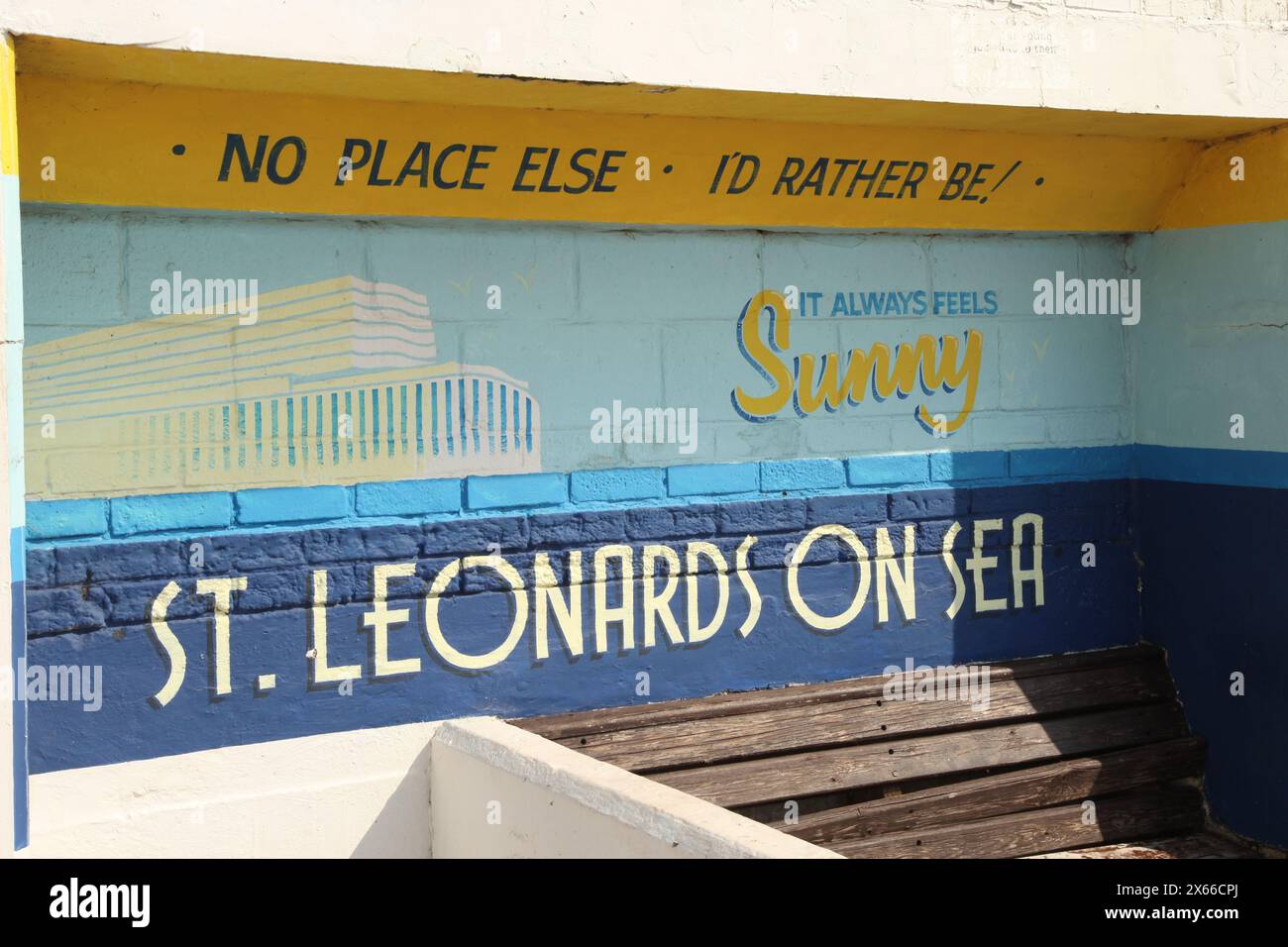 Malerei der Prom Wandgemälde und Street Art. Es fühlt sich immer sonnig an, St. Leonards on Sea, Hastings, Großbritannien, 2024, tagsüber Stockfoto