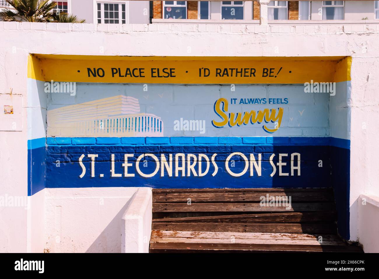 Malerei der Prom Wandgemälde und Street Art. Es fühlt sich immer sonnig an, St. Leonards on Sea, Hastings, Großbritannien, 2024, tagsüber Stockfoto