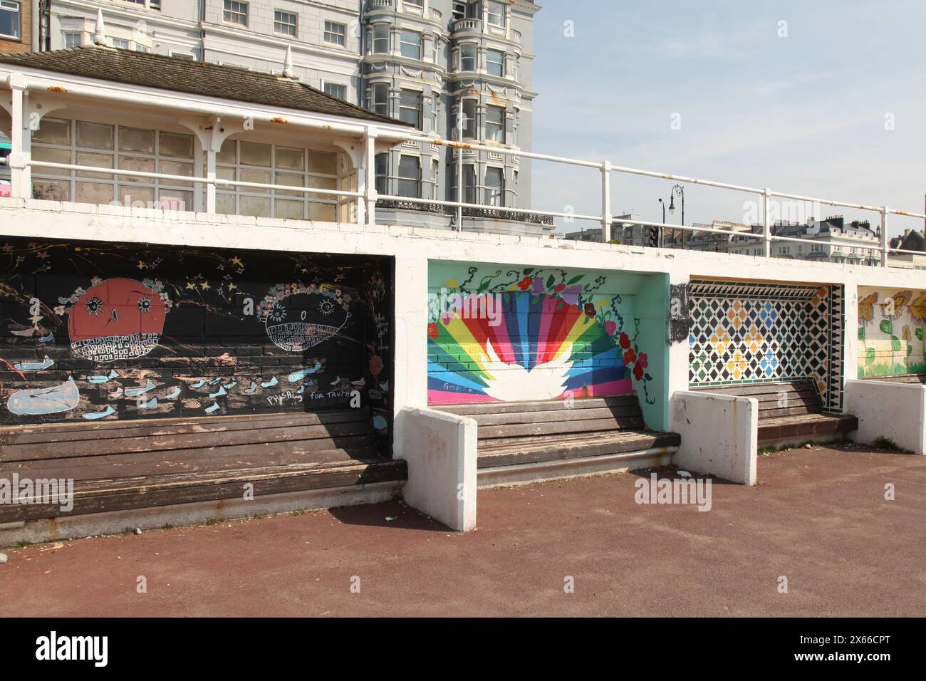 Painting the Prom verschiedene Auswahl an lokalen Künstlern Wandmalereien und Street Art. St. Leonards on Sea, Hastings, England, UK, 2024, tagsüber Stockfoto