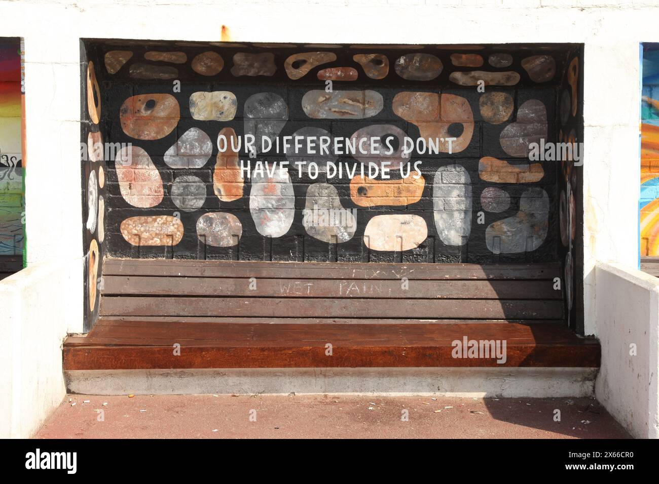 Malerei der Prom Wandgemälde & Street Art. "Unsere Unterschiede müssen uns nicht teilen" St. Leonards on Sea, Hastings, England, Großbritannien, 2024, tagsüber Stockfoto