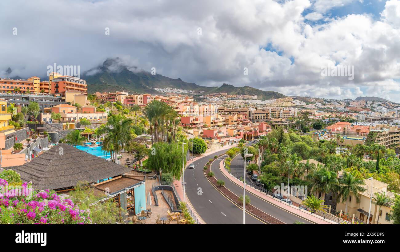 Erkunden Sie die pulsierende Küste von Adeje auf Teneriffa mit üppigen Landschaften, mediterraner Architektur und Bergblick. Ideal für Reisen und Urlaub Stockfoto