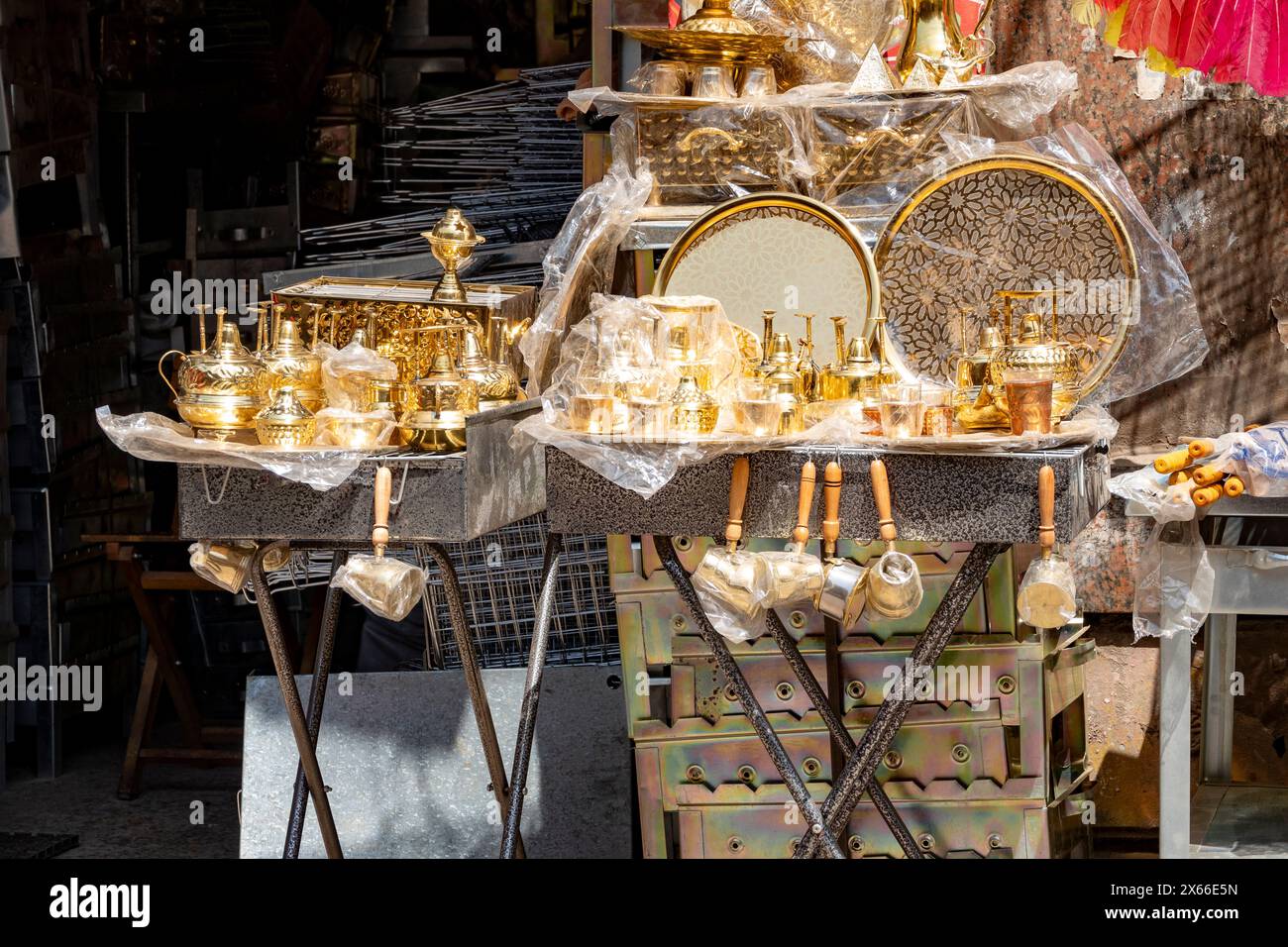 Kaffeekannen zum Verkauf in Khan el Khalili Basar in Kairo, Ägypten Stockfoto