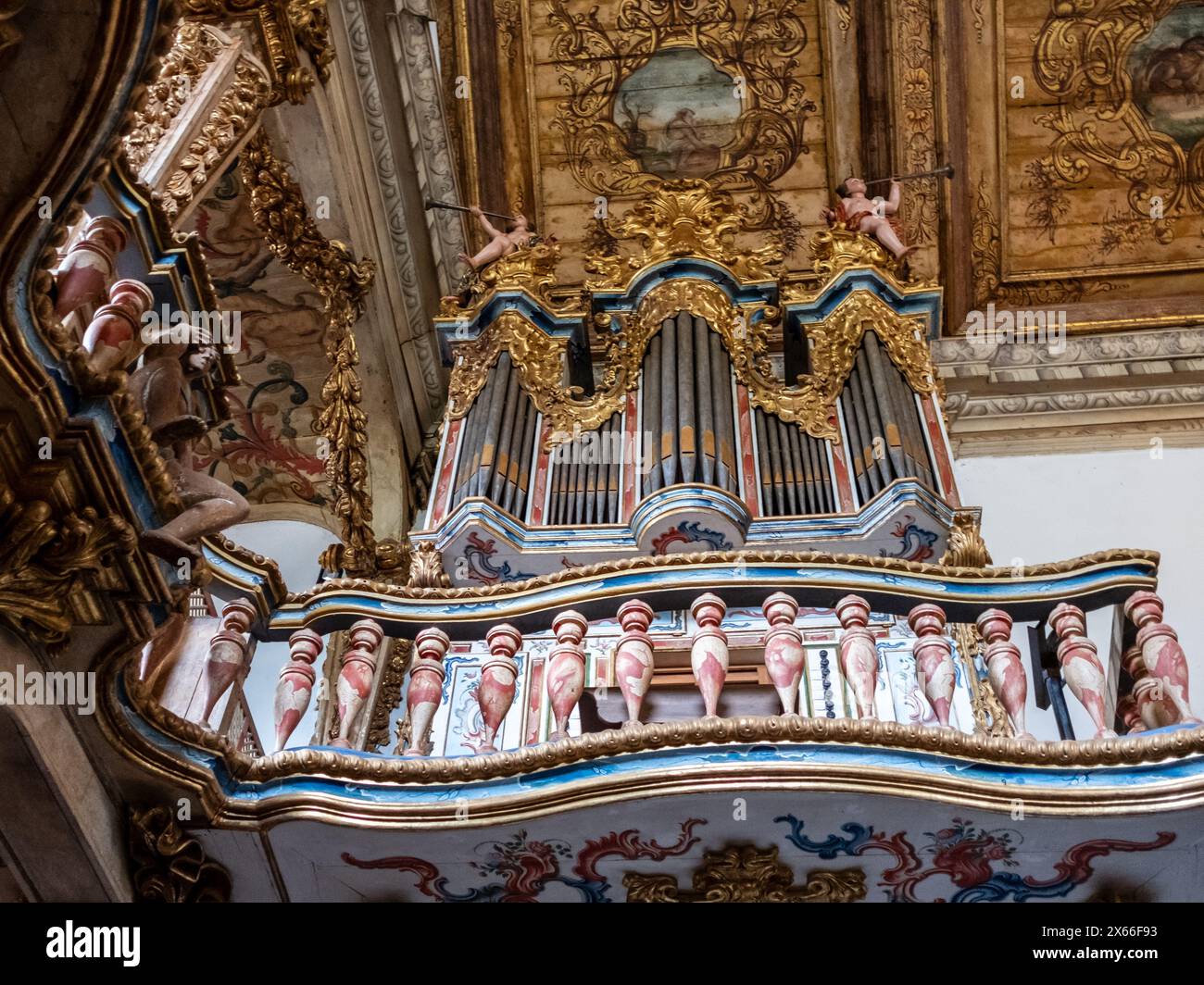 Tiradentes, Minas Gerais, Brasilien - 6. Mai 2024: Die antike Orgel der Matrizkirche in Tiradentes Stockfoto