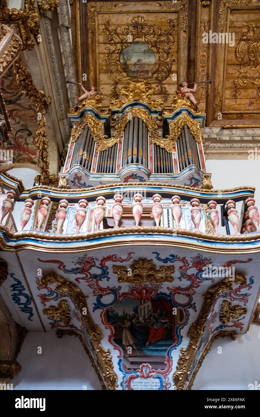 Tiradentes, Minas Gerais, Brasilien - 6. Mai 2024: Die antike Orgel der Matrizkirche in Tiradentes Stockfoto