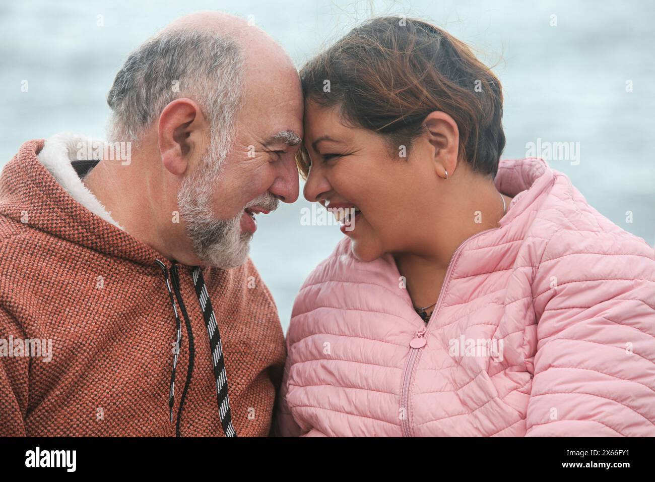 Romantisches, fröhliches, reifes Paar draußen Stockfoto
