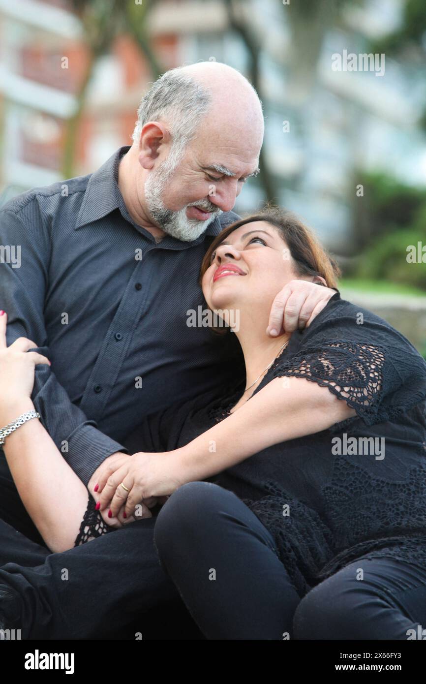 Romantisches, fröhliches, reifes Paar draußen Stockfoto