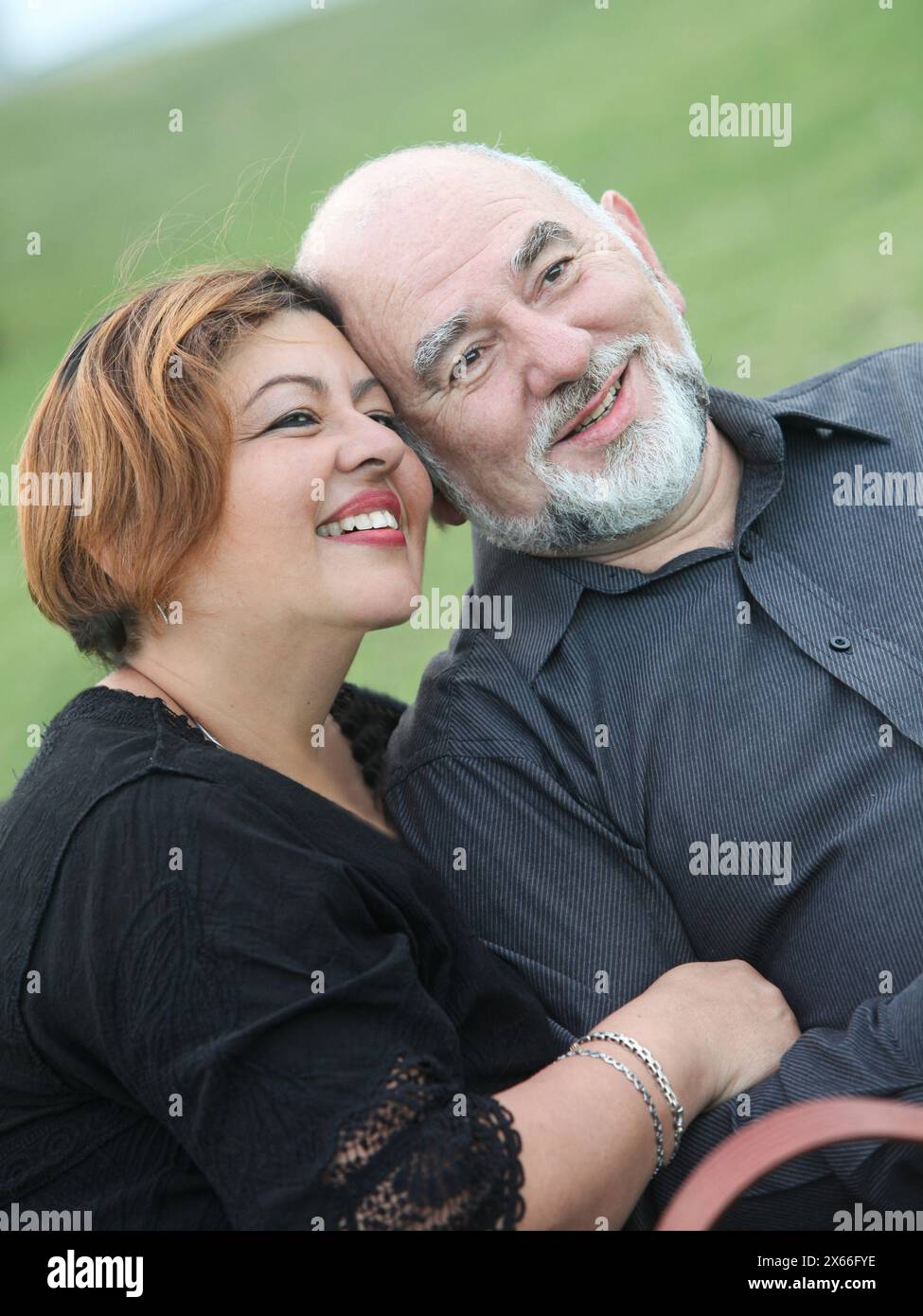 Romantisches, fröhliches, reifes Paar draußen Stockfoto