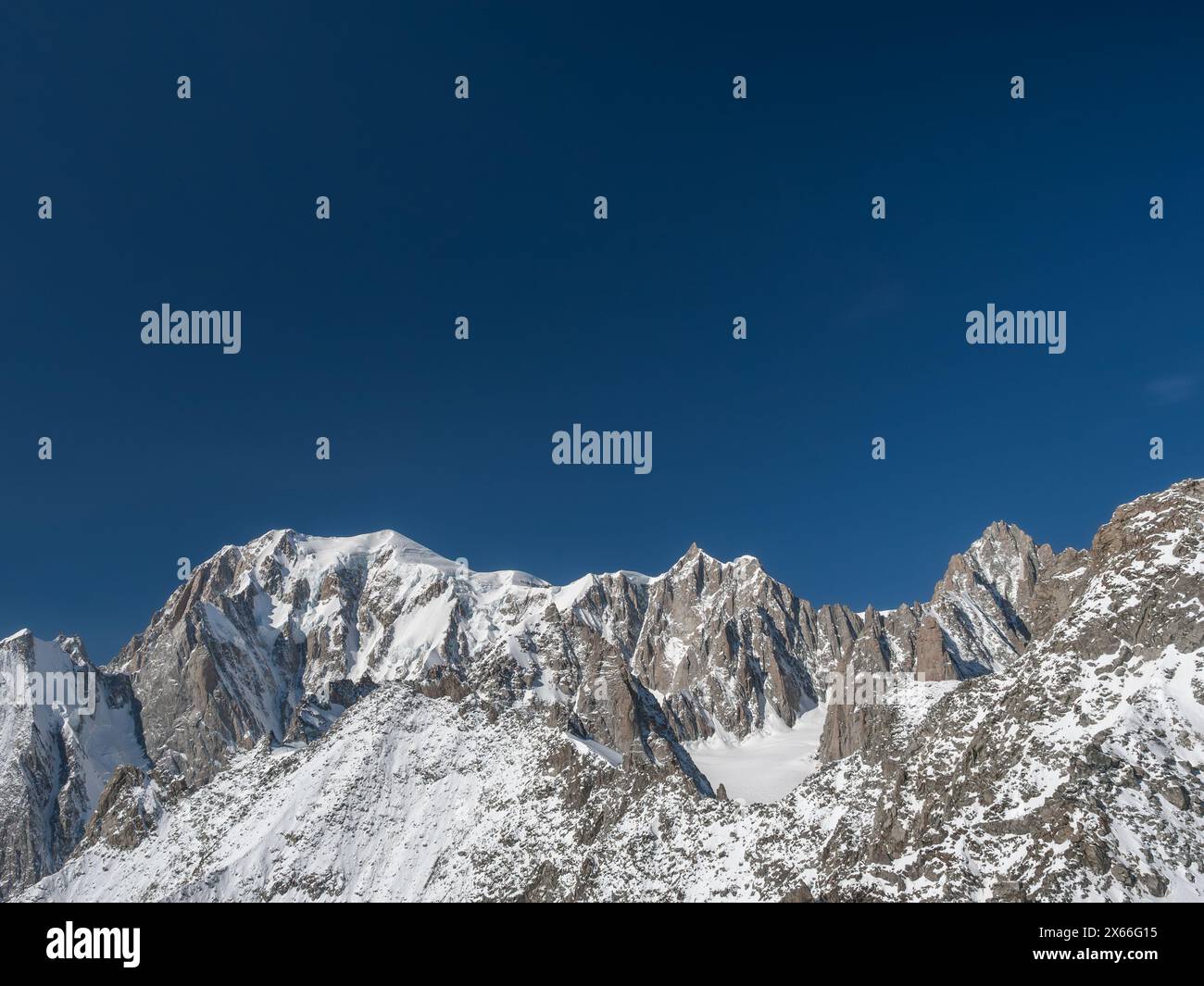 Schneebedecktes Mount Blanc-Massiv, Berge in den Graischen Alpen, in Norditalien und Frankreich. Von Pointe Helbronner aus gesehen Stockfoto