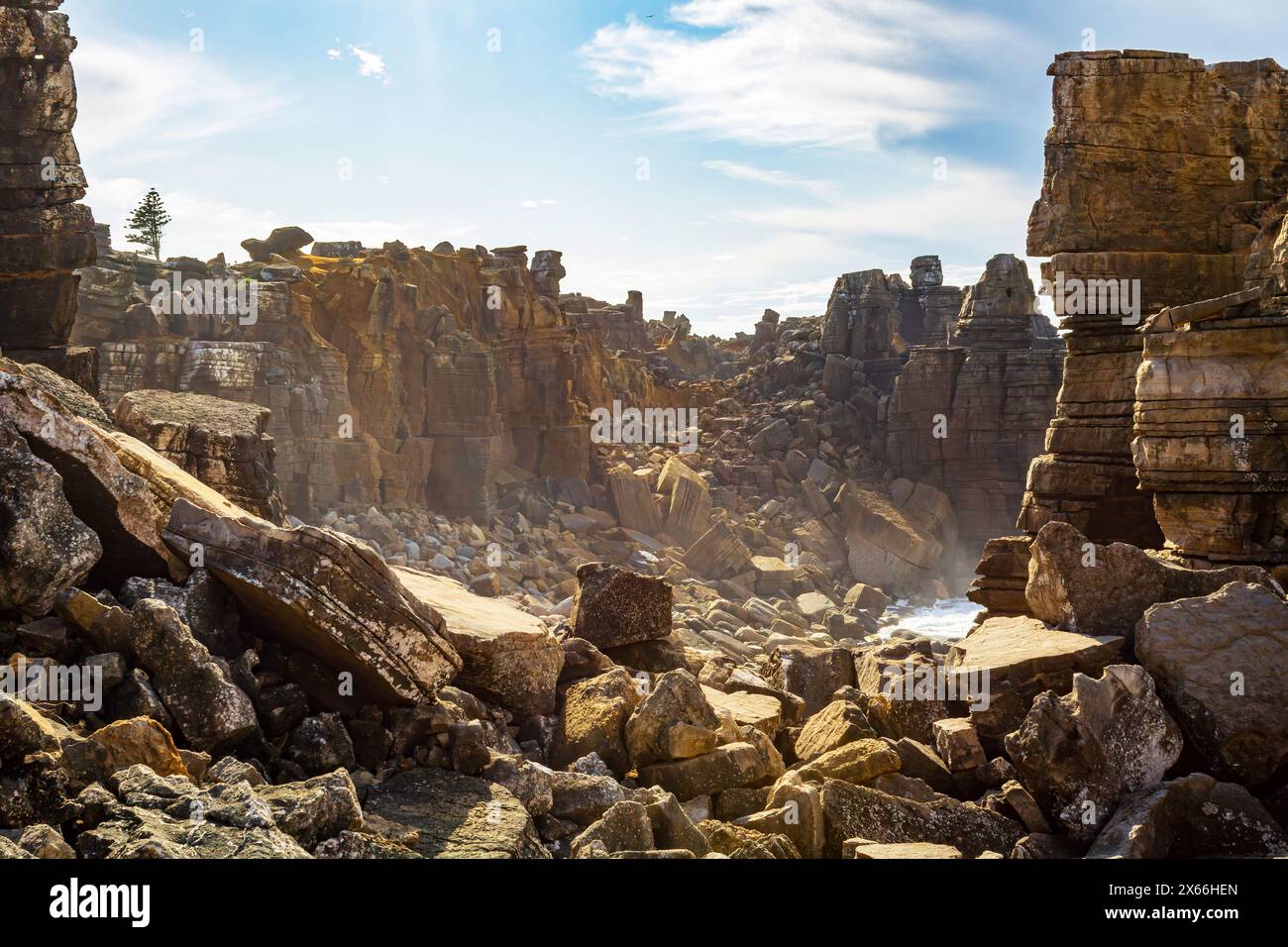 Trübe Sonne und Meeressprühnebel überschwemmen die überirdischen Klippen von Peniche in Portugal Stockfoto