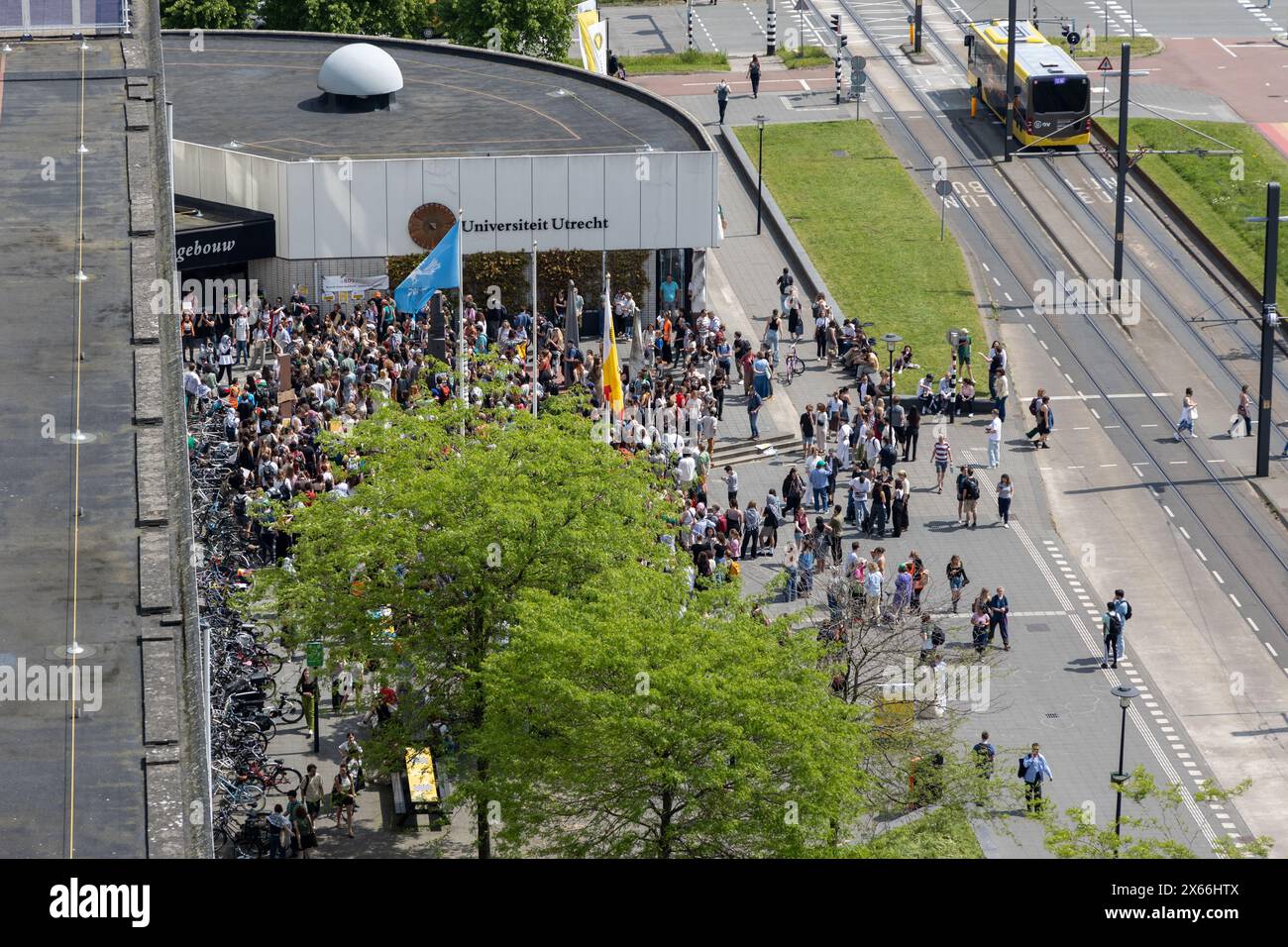 Dutzende Studenten, die gegen den israelisch-palästinensischen Konflikt protestieren, haben sich im Wissenschaftspark Utrecht vor dem Verwaltungsgebäude versammelt. Sie fordern die Universität auf, die Beziehungen zu israelischen Instituten, UTRECHT, Niederlande, 13. Mai 2024, ZNM Photography Credit: ZNM Photography/Alamy Live News zu unterbrechen Stockfoto