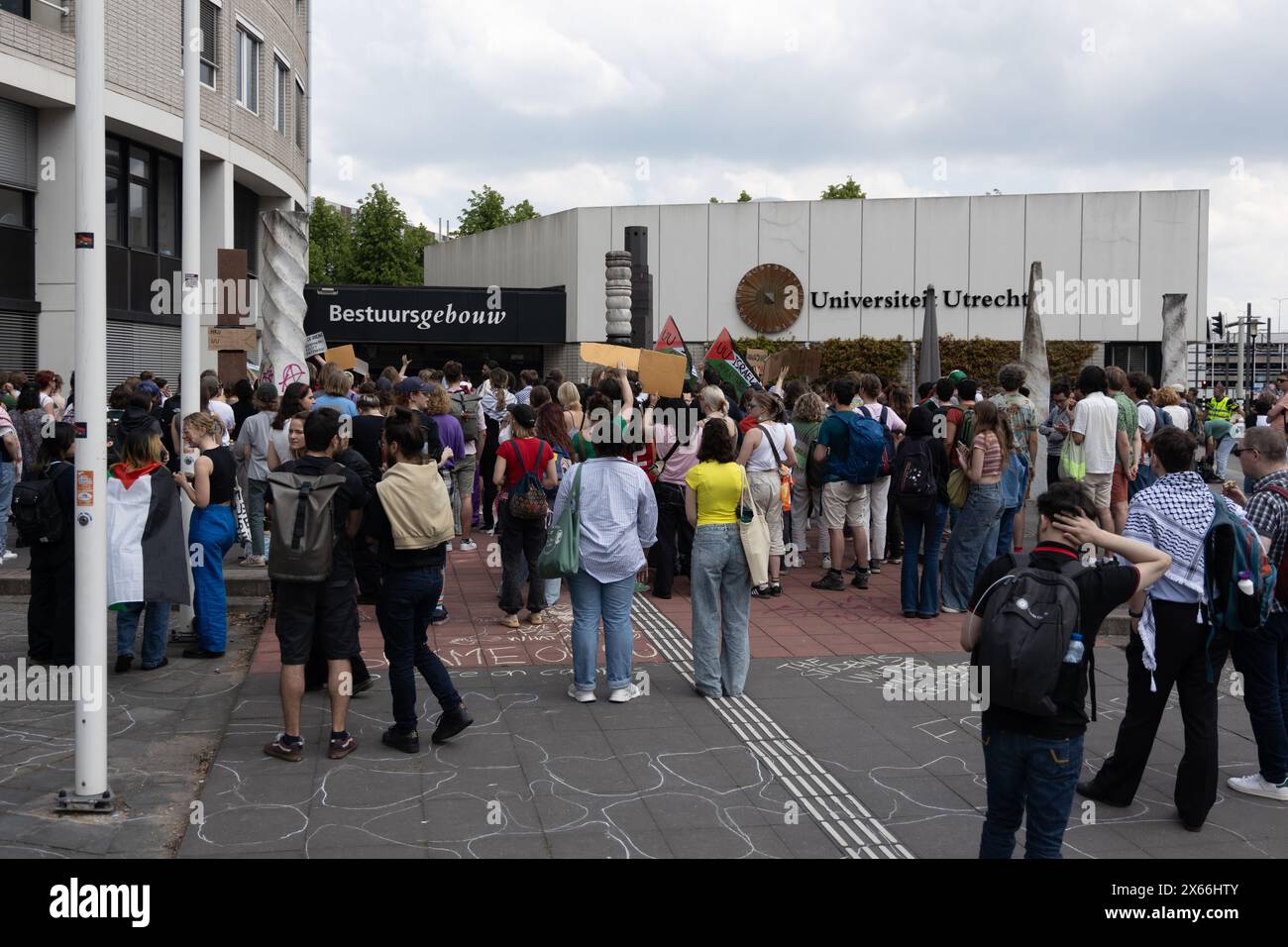 Dutzende Studenten, die gegen den israelisch-palästinensischen Konflikt protestieren, haben sich im Wissenschaftspark Utrecht vor dem Verwaltungsgebäude mit Fahnen und Schildern versammelt. Sie fordern die Universität auf, die Beziehungen zu israelischen Instituten, UTRECHT, Niederlande, 13. Mai 2024, ZNM Photography Credit: ZNM Photography/Alamy Live News zu unterbrechen Stockfoto