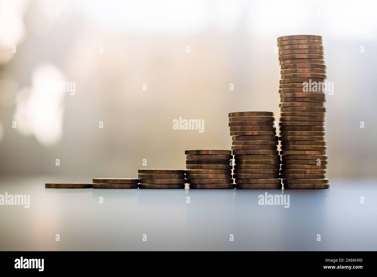 Exponentielles Geldwachstum wie Zinszinsen, symbolisiert durch Euro-Münzen. Im Laufe der Zeit ein hohes Nettovermögen aufzubauen. Konzept des Kapitalgewinns. Stockfoto