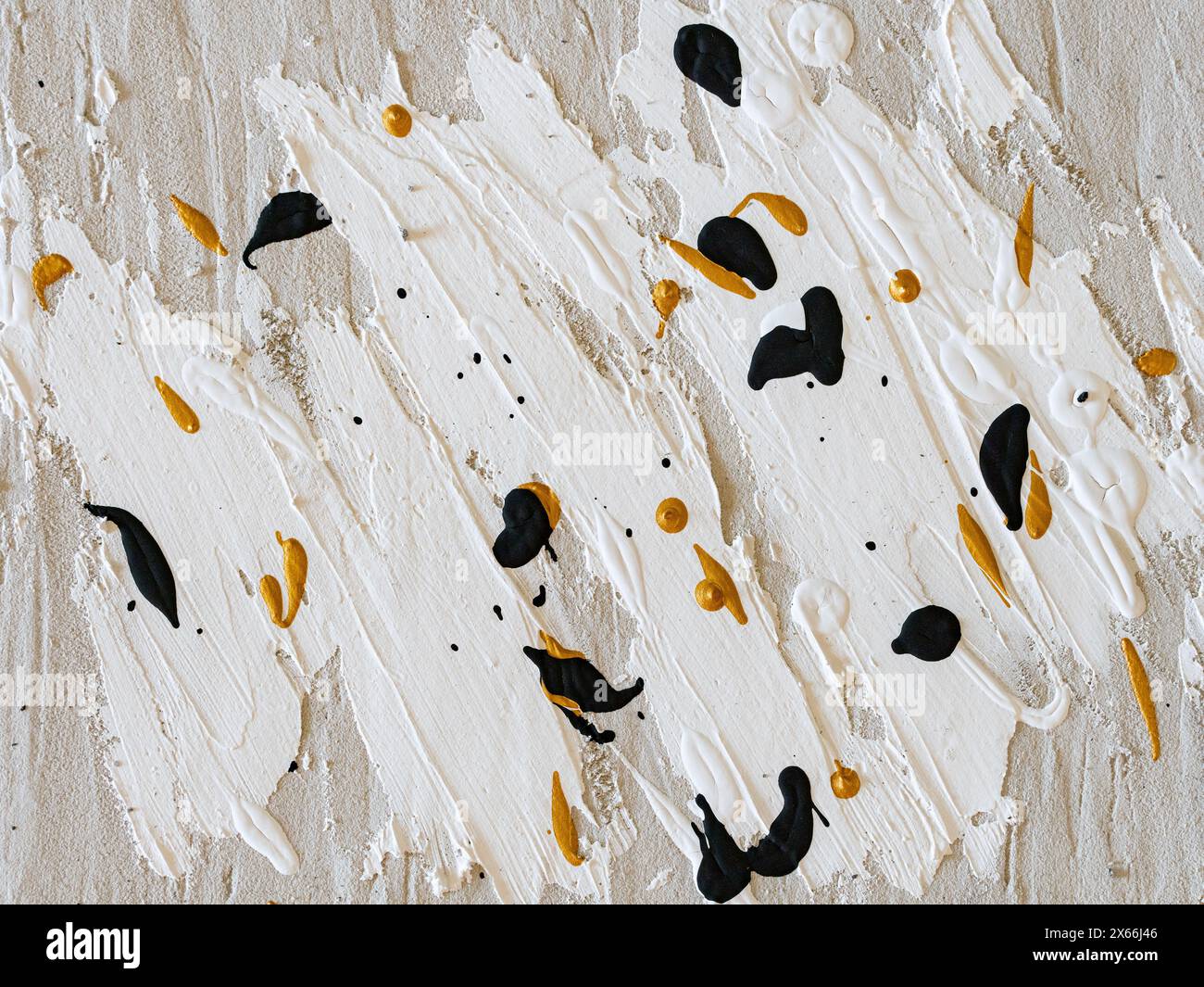 Gemaltes Hintergrundbild mit Pinselstrichen und Struktureinfügung auf einer Leinwand. Zufällige Textur mit schwarzen und goldenen Flecken. Abstraktes kreatives Design. Stockfoto