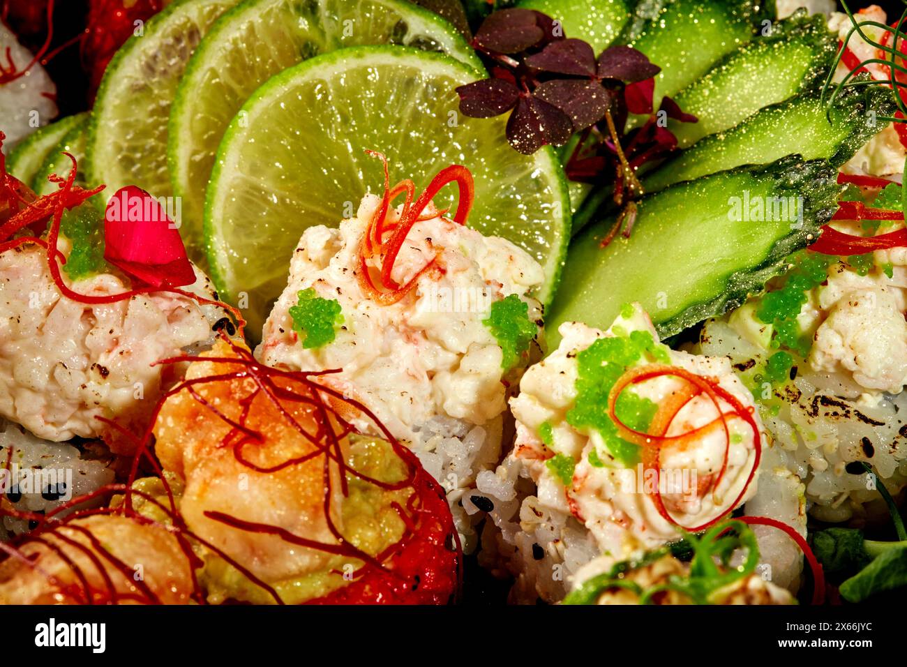 Makroaufnahme von farbenfrohen japanischen Sushi-Rollen-Platte Stockfoto