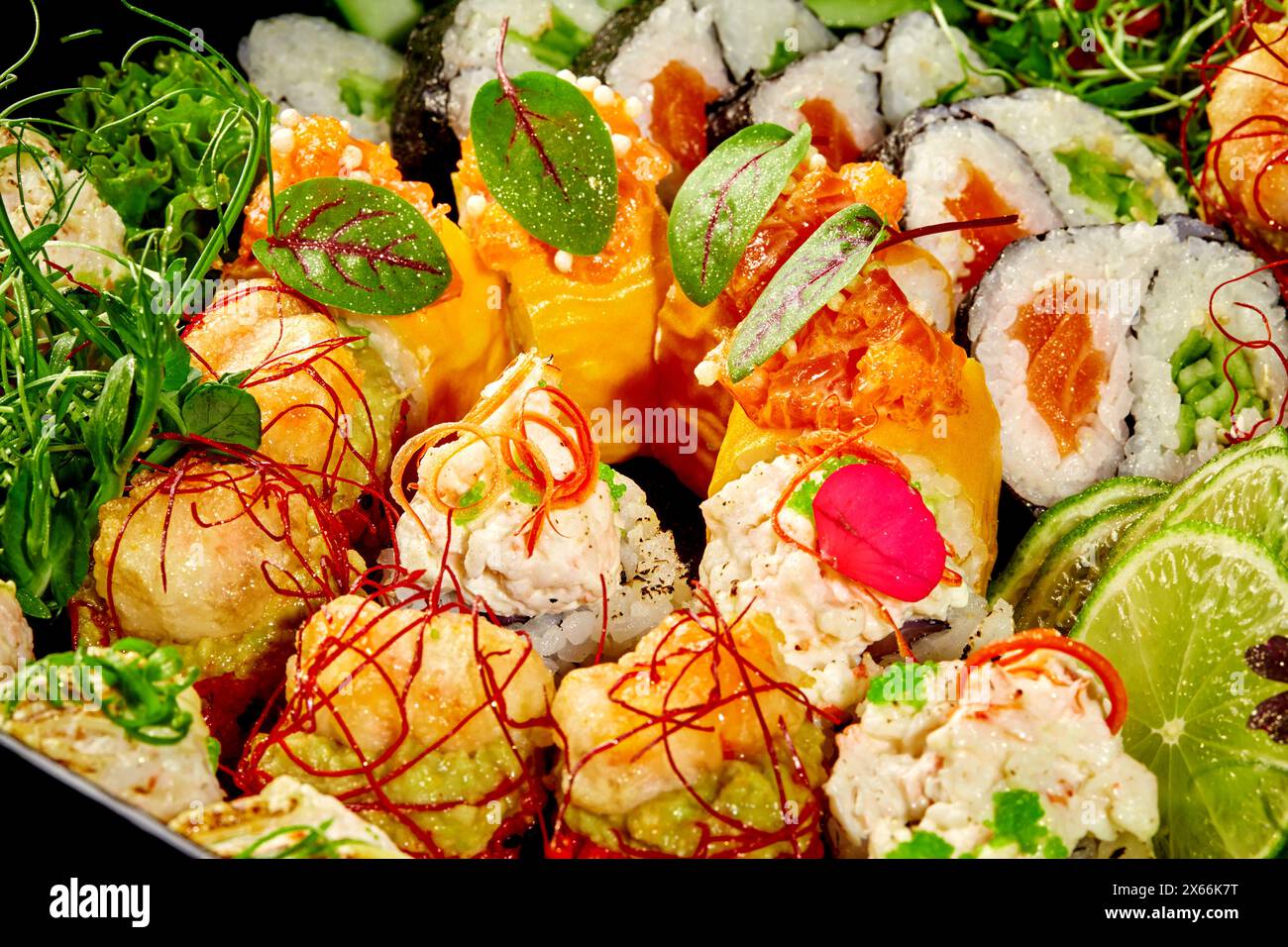 Makroaufnahme luxuriöser Sushi-Brötchen mit kunstvollen Verzierungen Stockfoto