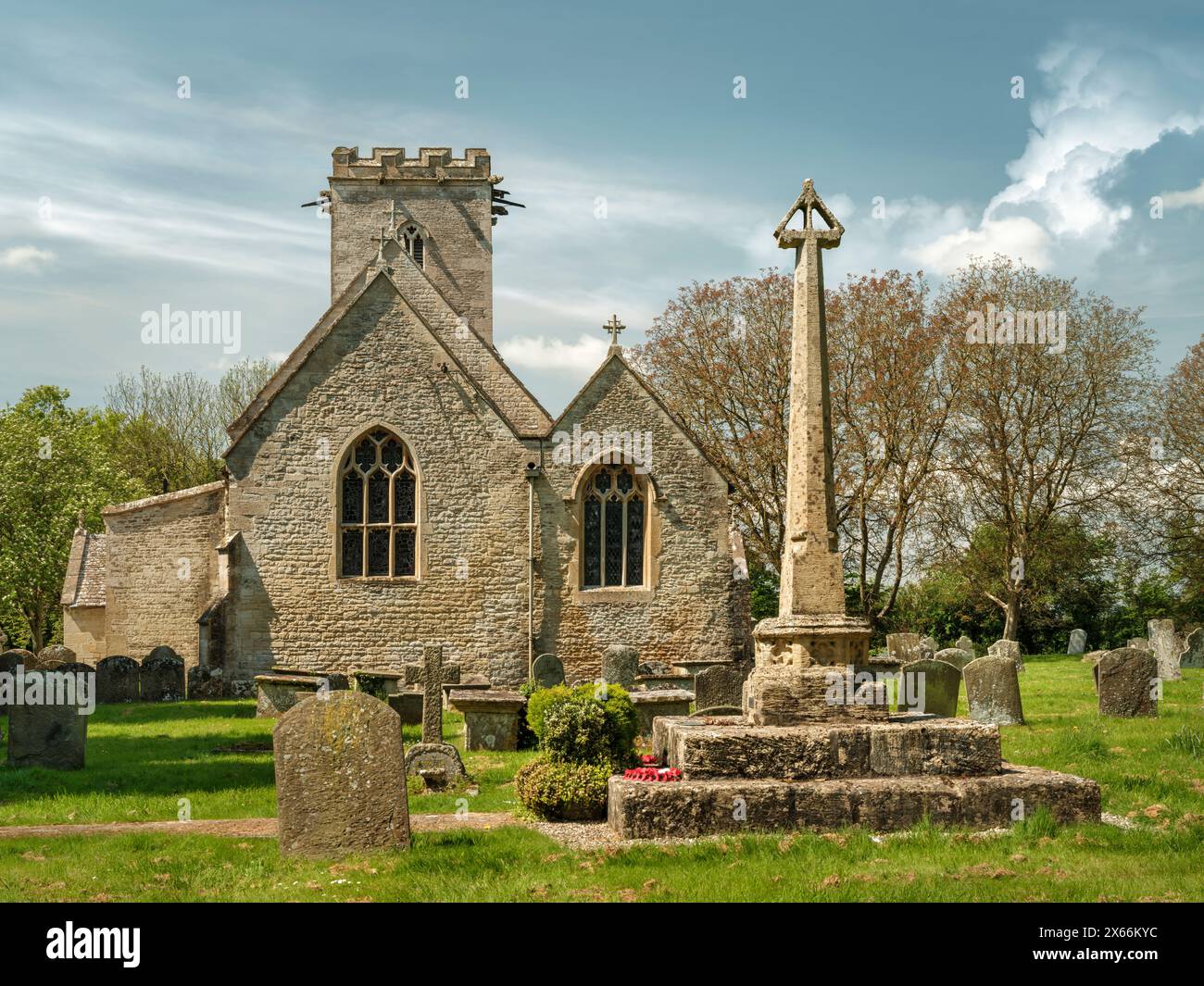 Die malerische Holy Cross Church im Dorf Wiltshire Ashton Keynes an einem warmen Frühlingstag. Stockfoto