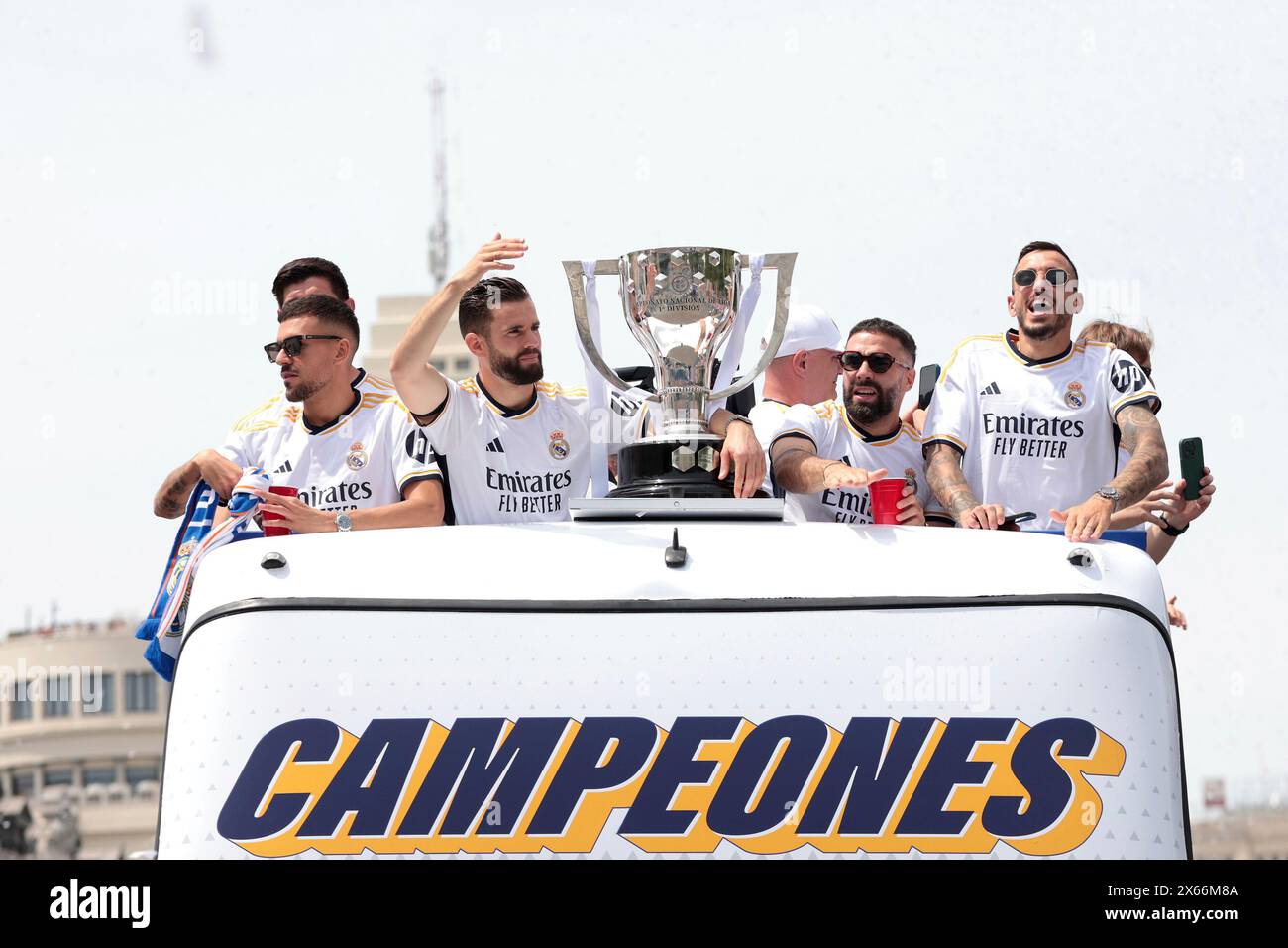 Madrid, Spanien. Mai 2024. Madrid Spanien; 12.05.2024.- Real Madrid feiert den Sieg seiner 36. Liga in seiner Geschichte am Brunnen La Cibeles vor Tausenden von Besuchern. Mit dem Versprechen, nächsten Monat mit der Champions League zurückzukehren. Vermerk: Juan Carlos Rojas/dpa/Alamy Live News Stockfoto