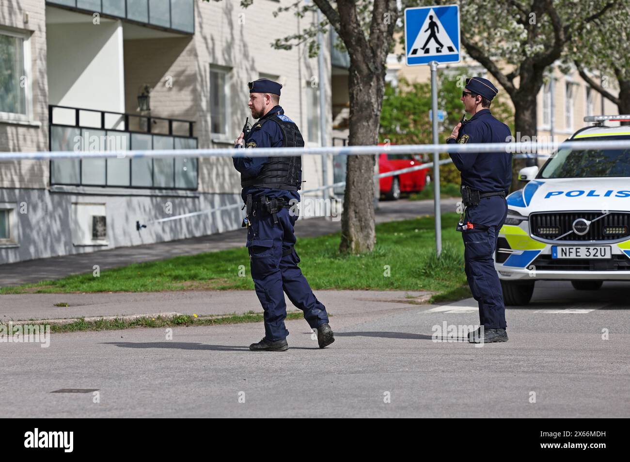 Die Polizei ist am Freitagnachmittag mit mehreren Patrouillen nach einer Schießerei in Mjölby, Schweden, am Tatort. Am Freitagnachmittag um 14 Uhr wurde die Polizei alarmiert. Laut Polizei gab es scharfe Schießereien in der Gegend. Es gibt derzeit keine Informationen darüber, dass im Zusammenhang mit der Schießerei jemand verletzt wurde. Stockfoto