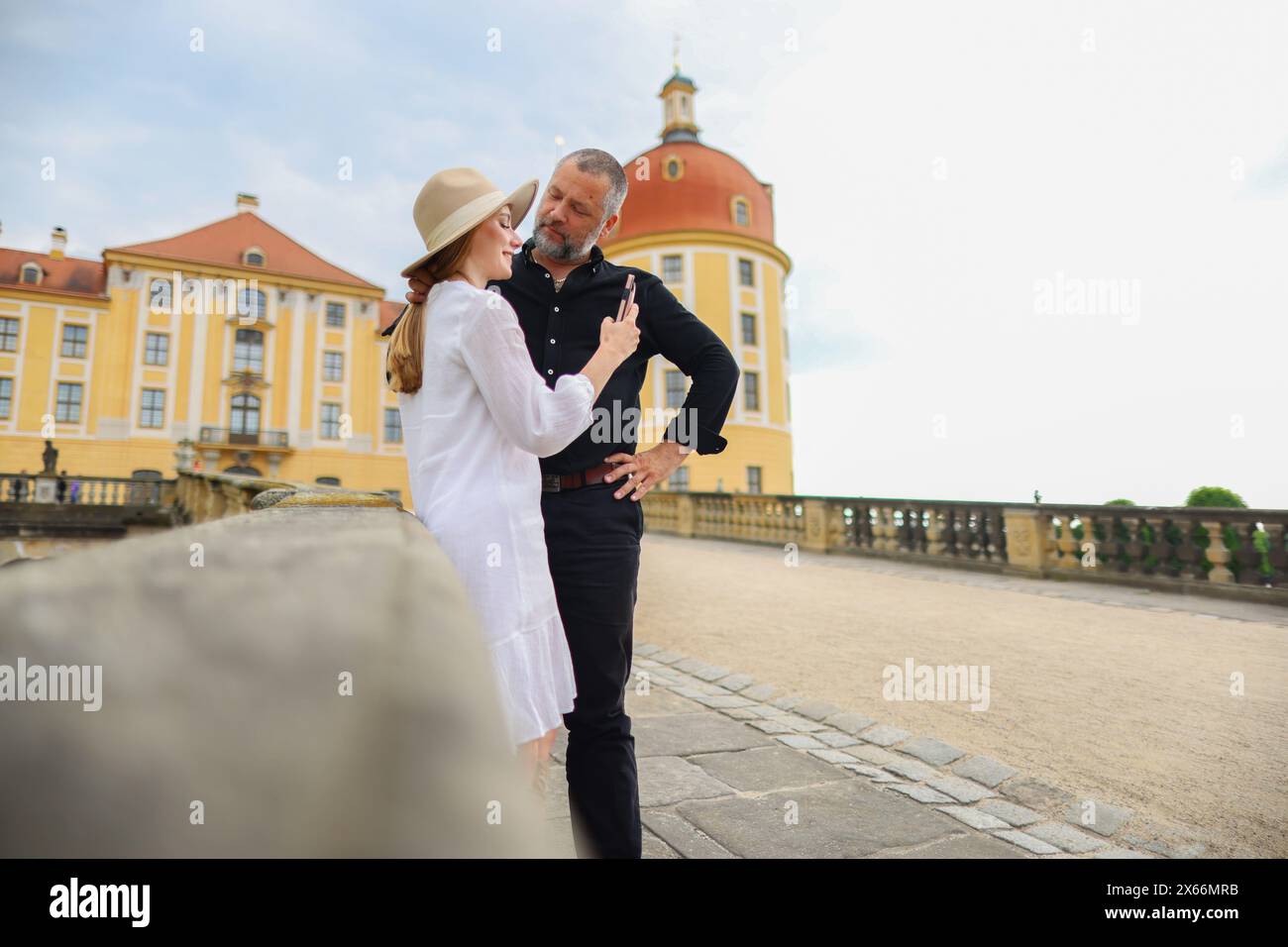 Verliebtes Paar spaziert in der Nähe des Schlosses Moritzburg Stockfoto