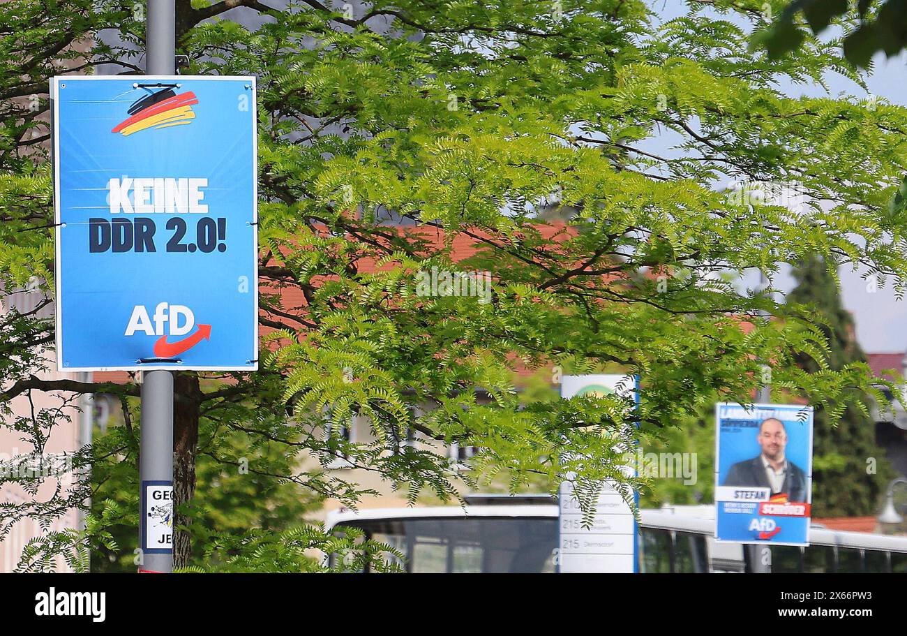 Wahlplakate 11.05.2024, Koelleda, Wahlplakat zur Kommunalwahl / Europawahl am 26.05.2024 im Bild: Plakate der AfD mit der Aufschrift keine DDR 2,0 *** Wahlplakate 11 05 2024, Koelleda, Wahlplakat für die Kommunalwahlen zum Europäischen Parlament am 26 05 2024 im Bild Plakate der AfD mit der Aufschrift Nr. DDR 2 0 Stockfoto
