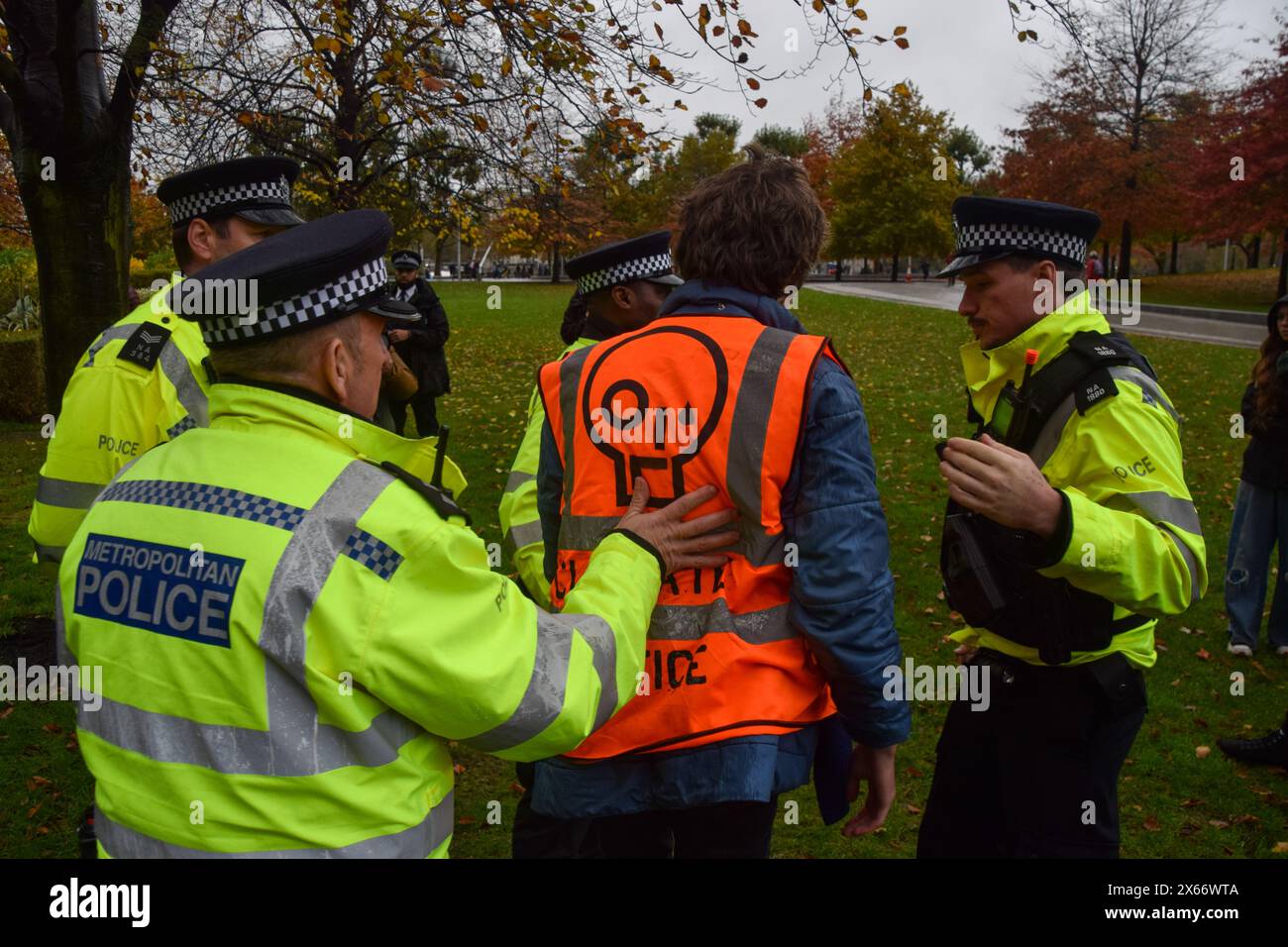 London, Großbritannien. November 2023. Polizeibeamte verhaften einen Just Stop Oil Aktivist vor dem Shell Hauptquartier, während sie ihre Proteste gegen neue Lizenzen für fossile Brennstoffe fortsetzen. Quelle: Vuk Valcic/Alamy Live News Stockfoto