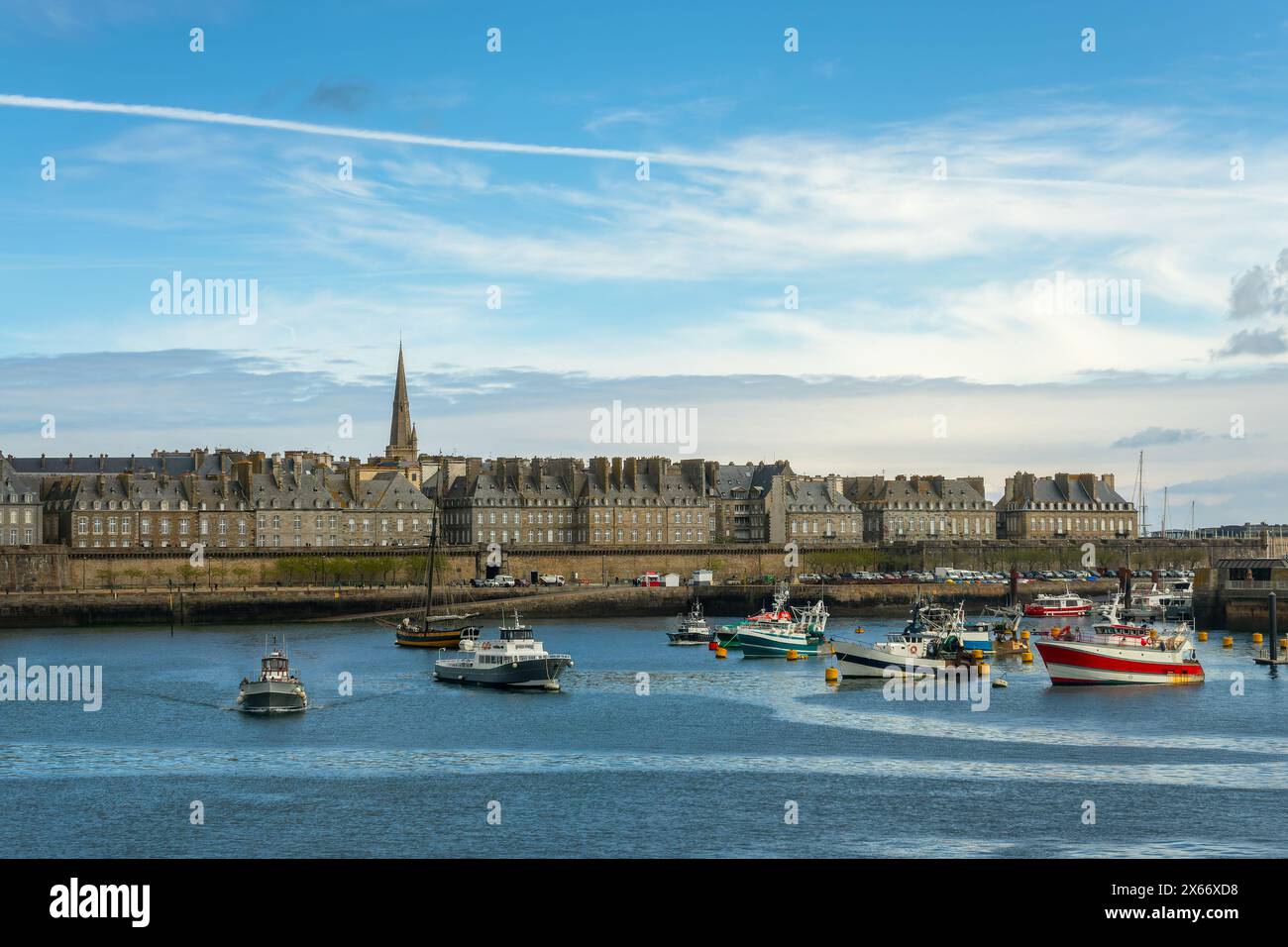 Stadtbild von Saint-Malo mit farbenfrohen Fischerbooten im Hafen und der historischen ummauerten Stadt im Hintergrund, Ille-et-Vilaine, Bretagne, Frankreich Stockfoto