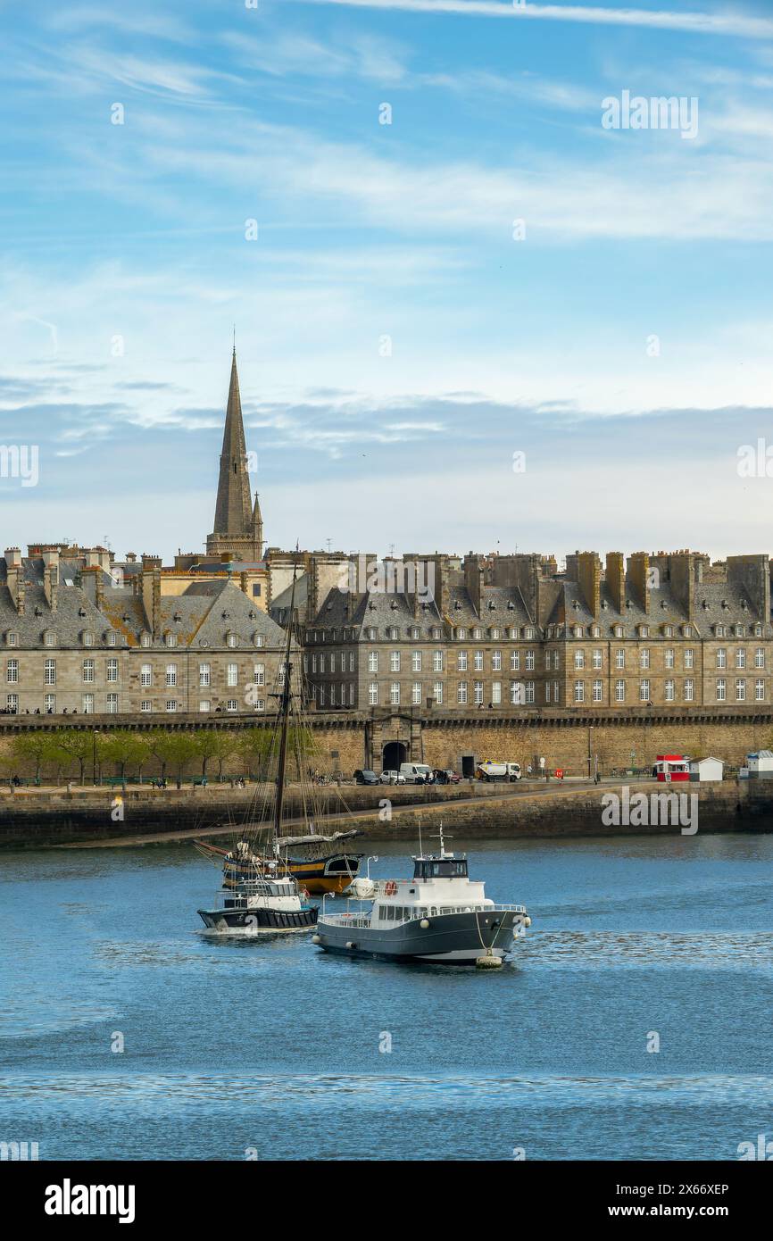 Blick auf Saint-Malo mit dem Hafen und der historischen ummauerten Stadt im Hintergrund, Ille-et-Vilaine, Bretagne, Frankreich Stockfoto