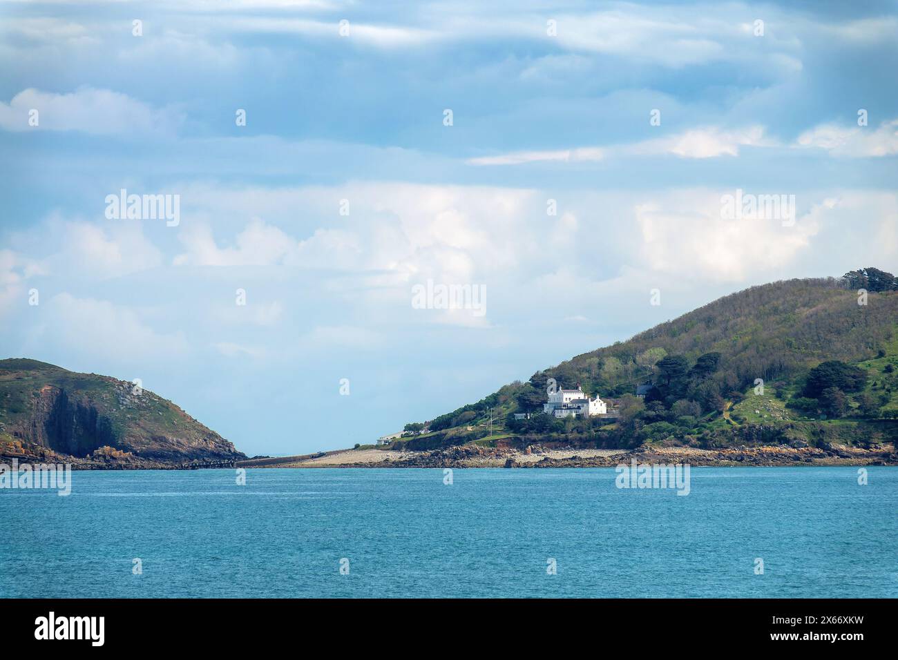 Blick auf ein weißes Haus auf der Insel Sark vom Meer, Kanalinseln Stockfoto