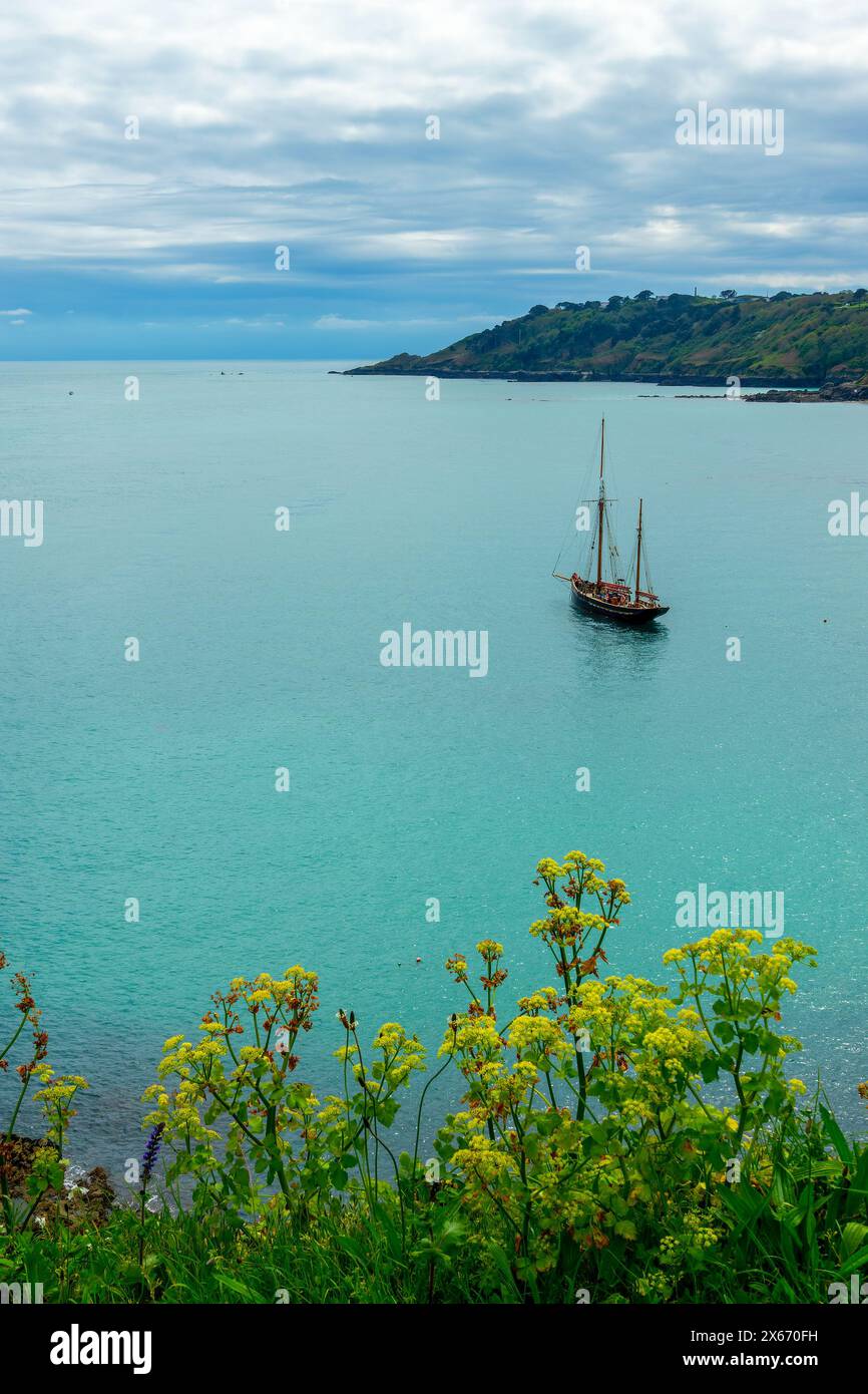 Altes hölzernes Segelboot in der Nähe der Küste von Guernsey, Kanalinseln Stockfoto