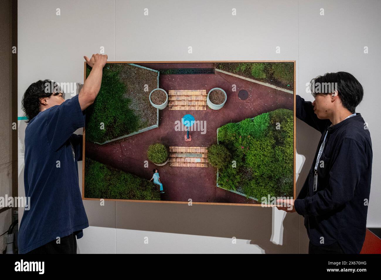 London, Großbritannien. 13. Mai 2024. Mitarbeiter am Stand der Egen Gallery Tokyo installieren Werke für die neunte Ausgabe von Photo London im Somerset House. Die jährlich stattfindende Fotomesse feiert die Fotografie vom Vintage bis zur Moderne zusammen mit einer Auswahl der weltweit führenden Fotohändler und Galerien. Vom 15. Bis 19. Mai findet ein öffentliches Programm mit Vorträgen, Touren und mehr statt. Quelle: Stephen Chung / Alamy Live News Stockfoto