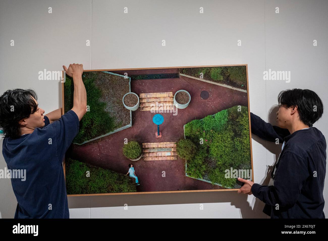 London, Großbritannien. 13. Mai 2024. Mitarbeiter am Stand der Egen Gallery Tokyo installieren Werke für die neunte Ausgabe von Photo London im Somerset House. Die jährlich stattfindende Fotomesse feiert die Fotografie vom Vintage bis zur Moderne zusammen mit einer Auswahl der weltweit führenden Fotohändler und Galerien. Vom 15. Bis 19. Mai findet ein öffentliches Programm mit Vorträgen, Touren und mehr statt. Quelle: Stephen Chung / Alamy Live News Stockfoto