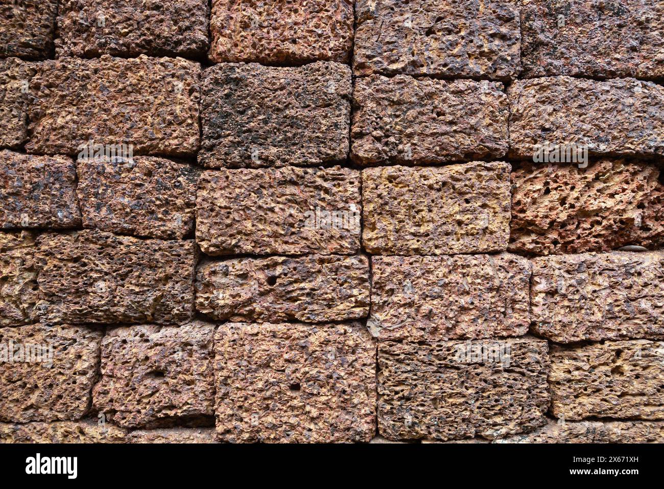 Alte Trockenmauer Hintergrund mit großen rauen rechteckigen Blöcken, alte, verwitterte und poröse Textur vom Ta Prohm Tempel in Kambodscha. Stockfoto