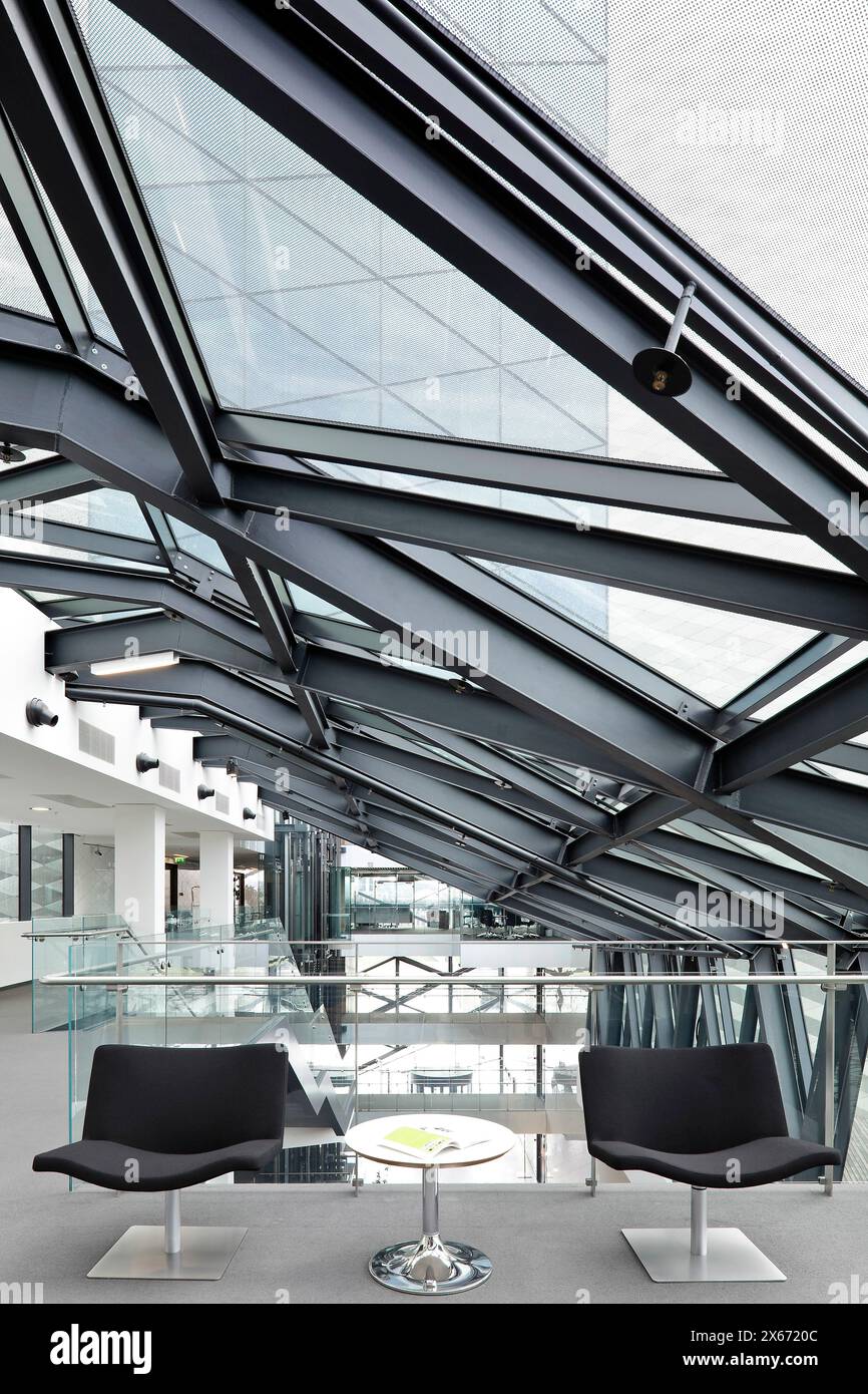 Zwischengeschoss im obersten Stockwerk mit zwanglosen Sitzgelegenheiten. Swedbank Vilnius, Litauen, Vilnius, Litauen. Architekt: Audrius Ambrasas Architects, 2010. Stockfoto