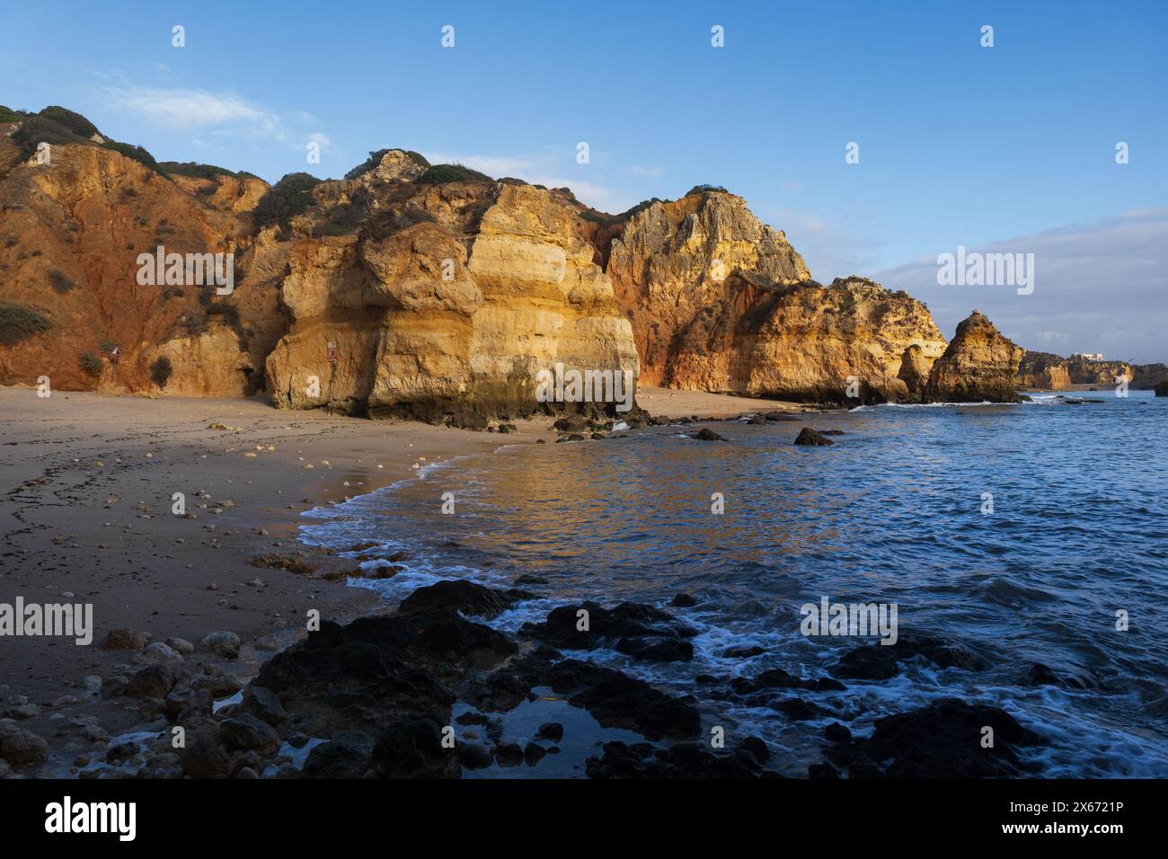 Malerische Algarve Küste des Atlantischen Ozeans mit Praia do Camilo Strand in Lagos, Süd-Portugal. Stockfoto