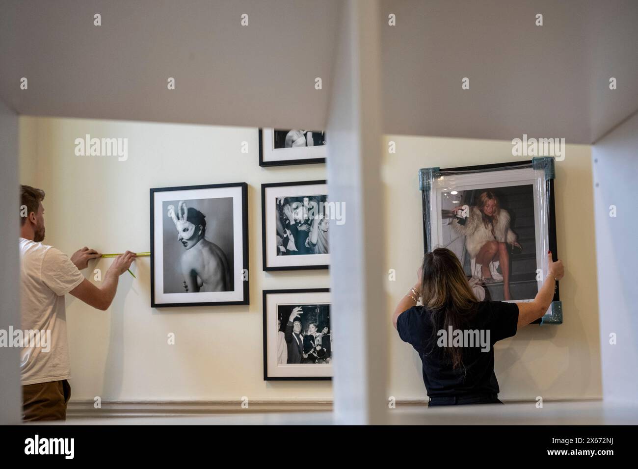 London, Großbritannien. 13. Mai 2024. Die Mitarbeiter des ikonischen Stands der Images Gallery stellen Werke für die neunten Ausgabe von Photo London im Somerset House vor. Die jährlich stattfindende Fotomesse feiert die Fotografie vom Vintage bis zur Moderne zusammen mit einer Auswahl der weltweit führenden Fotohändler und Galerien. Vom 15. Bis 19. Mai findet ein öffentliches Programm mit Vorträgen, Touren und mehr statt. Quelle: Stephen Chung / Alamy Live News Stockfoto