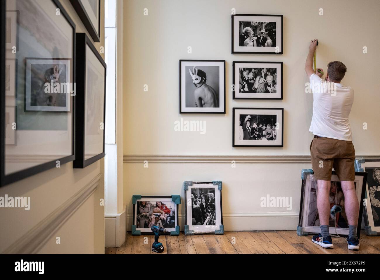 London, Großbritannien. 13. Mai 2024. Die Mitarbeiter des ikonischen Stands der Images Gallery stellen Werke für die neunten Ausgabe von Photo London im Somerset House vor. Die jährlich stattfindende Fotomesse feiert die Fotografie vom Vintage bis zur Moderne zusammen mit einer Auswahl der weltweit führenden Fotohändler und Galerien. Vom 15. Bis 19. Mai findet ein öffentliches Programm mit Vorträgen, Touren und mehr statt. Quelle: Stephen Chung / Alamy Live News Stockfoto