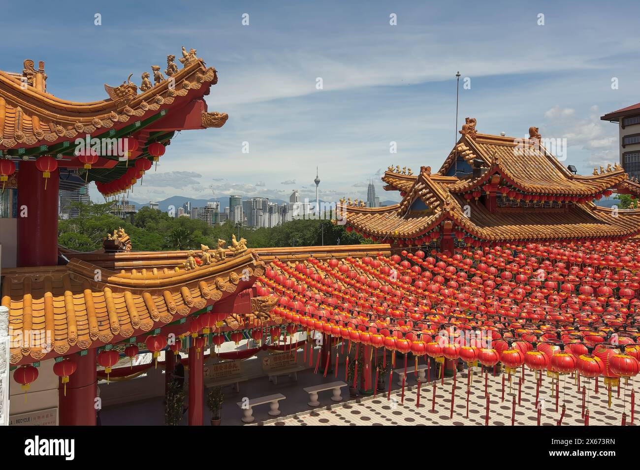 Lebendige Darstellung chinesischer roter Laternen bei einem Tempelfest. Eine große Menschenmenge versammelt sich tagsüber, um dieses traditionelle Ereignis zu feiern. Stockfoto