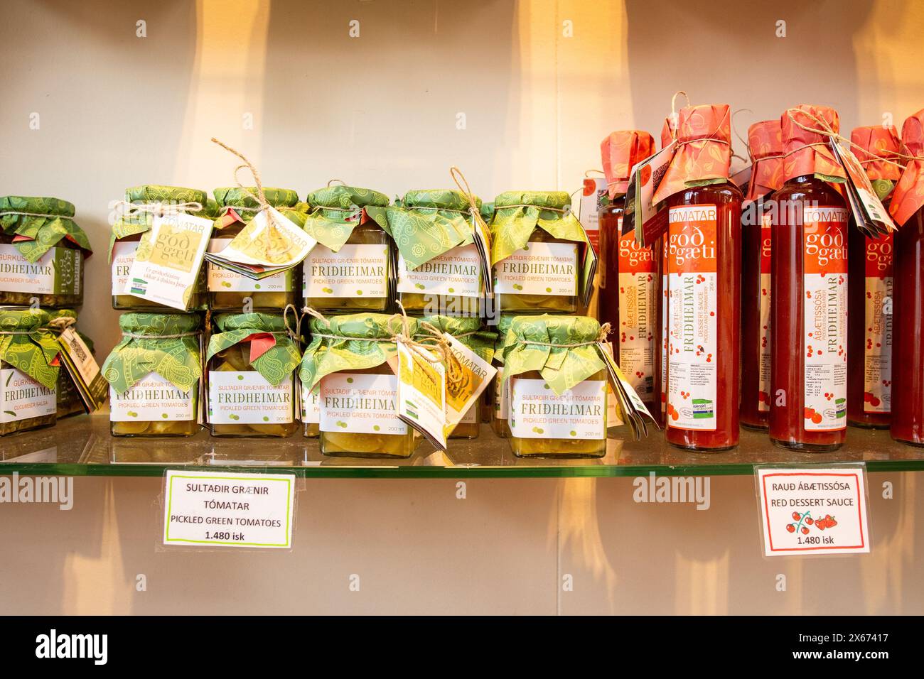 Süd-Island-2. märz 2023: Lokal hergestellte isländische rote grüne Tomatensoße in Gläsern zum Kauf in Fridheimar - Besucherfreundliche Tomatenfarm A Stockfoto