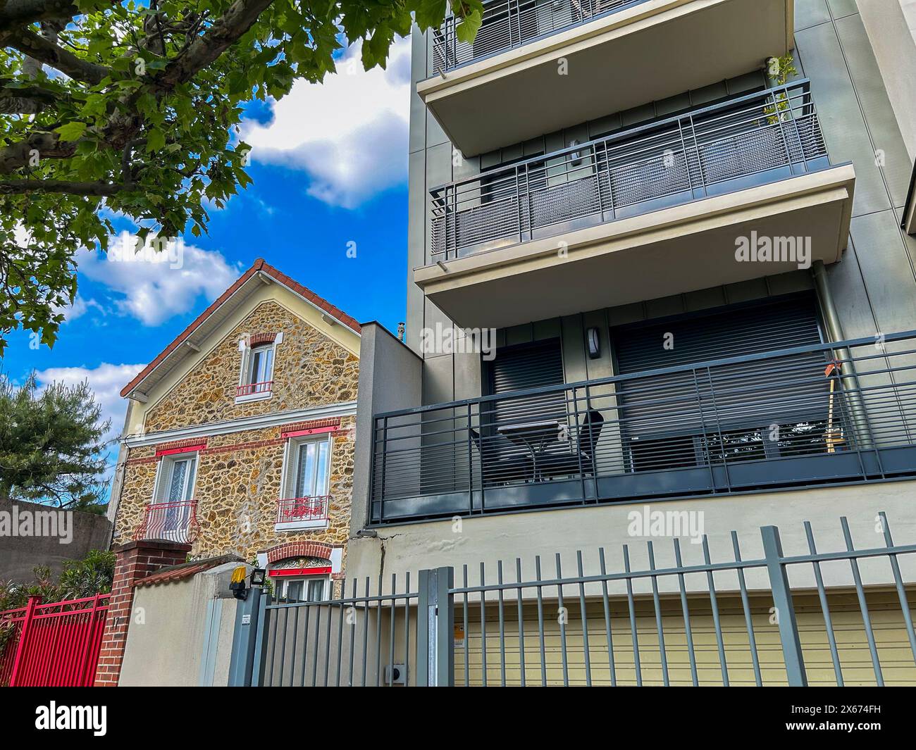 Joinville-le-Pont, Frankreich, Pariser Vorort, Kontrast, Alt und Neu, Moderne Architektur, Apartmentkomplex, Vordergebäude Stockfoto