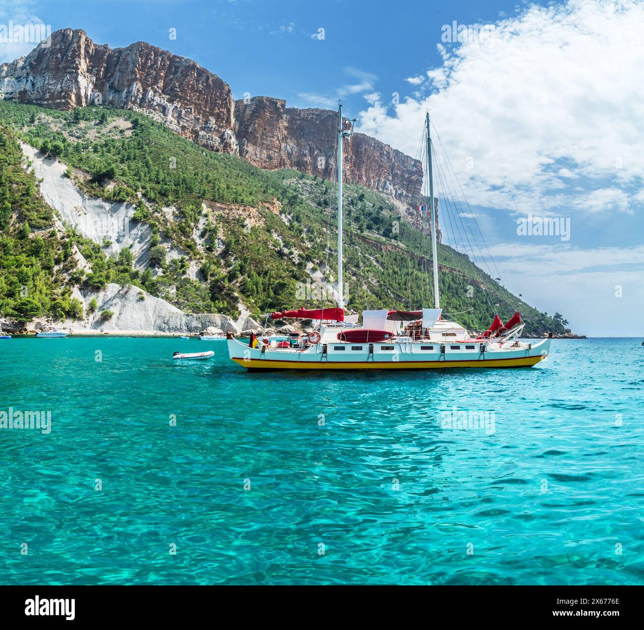 Ausflugsboot im Calanques Nationalpark, natürliches Wahrzeichen von Frankreich. Stockfoto