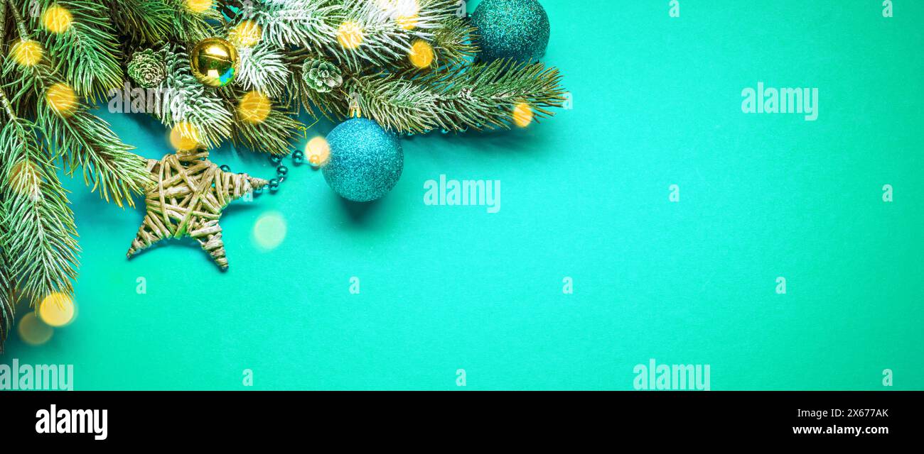 Weihnachtsbaumschmuck als Randrahmen angeordnet. Hintergrund zu Weihnachten oder Neujahr. Stockfoto