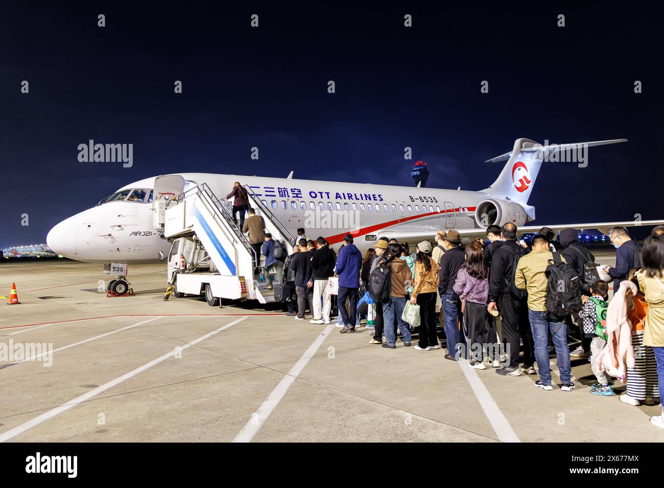 Shanghai, China - 1. April 2024: Erstes Flugzeug in China COMAC ARJ21-700 des Flughafens OTT Airlines Pudong (PVG) in Shanghai, China. Stockfoto