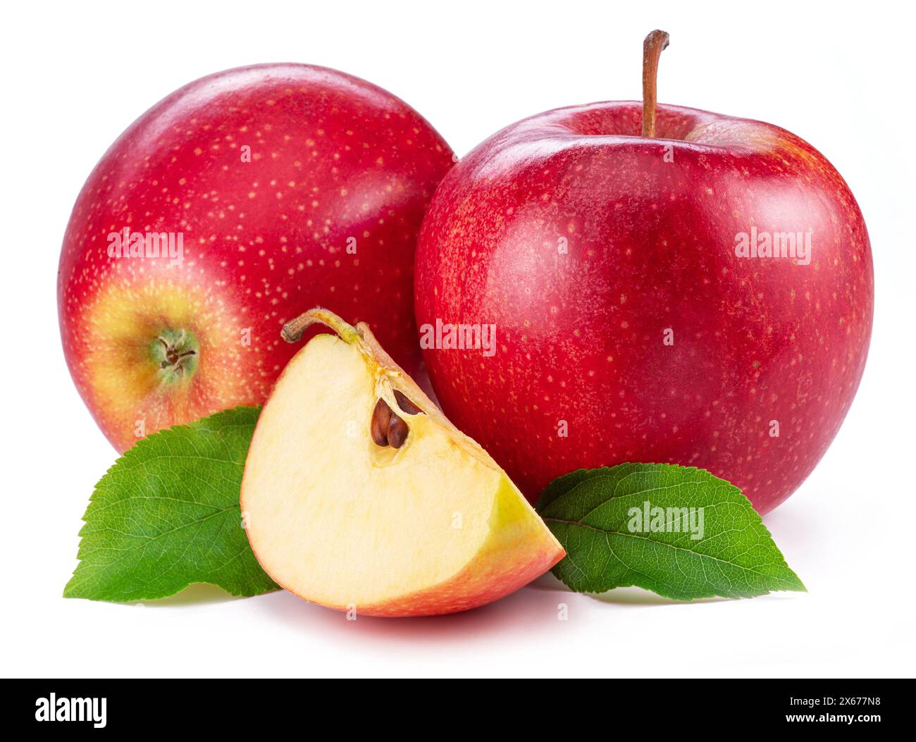 Reife rote Äpfel und Apfelscheiben isoliert auf weißem Hintergrund. Stockfoto