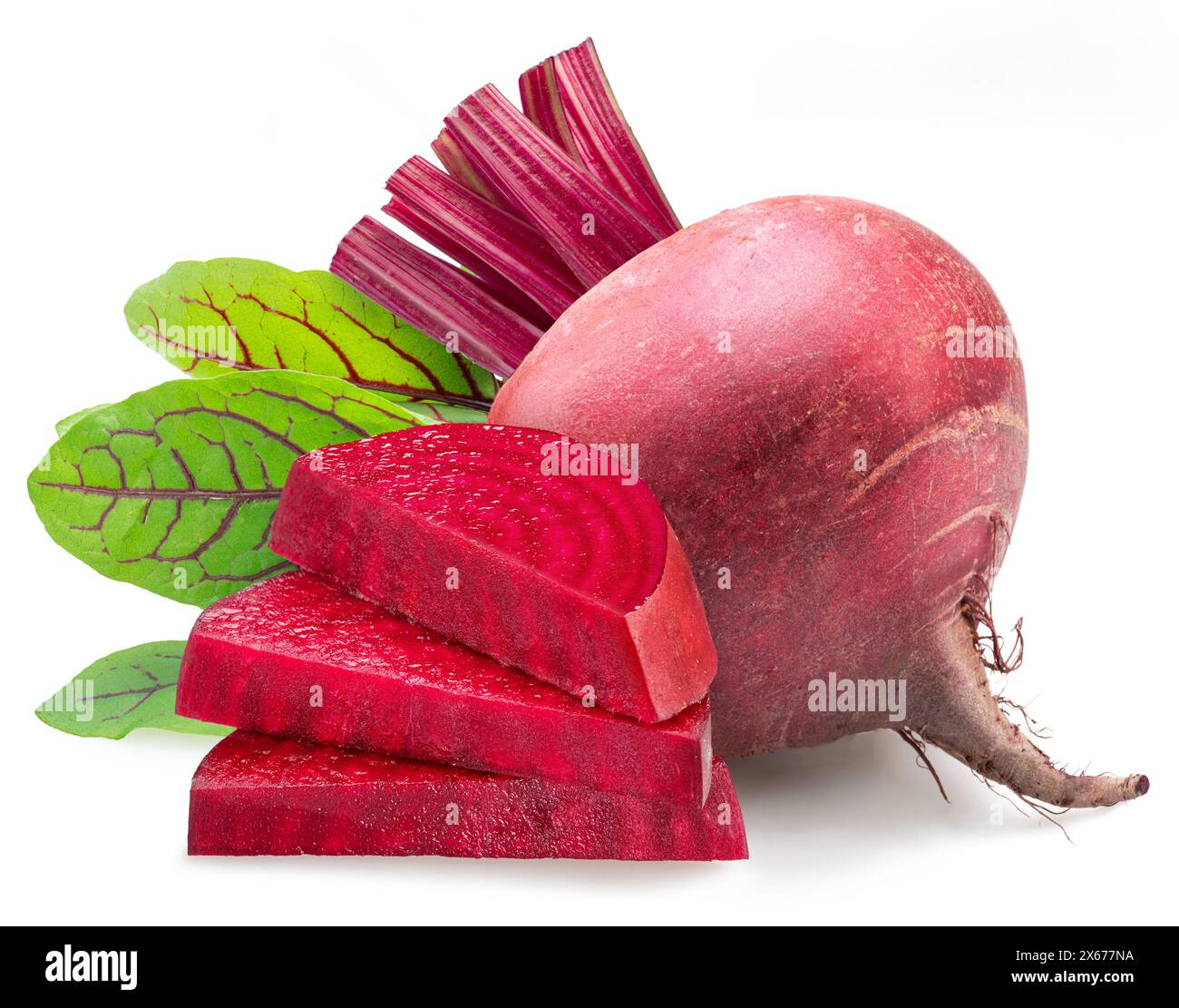Rote Rote Bete- und Rote Bete-Scheiben isoliert auf weißem Hintergrund. Stockfoto